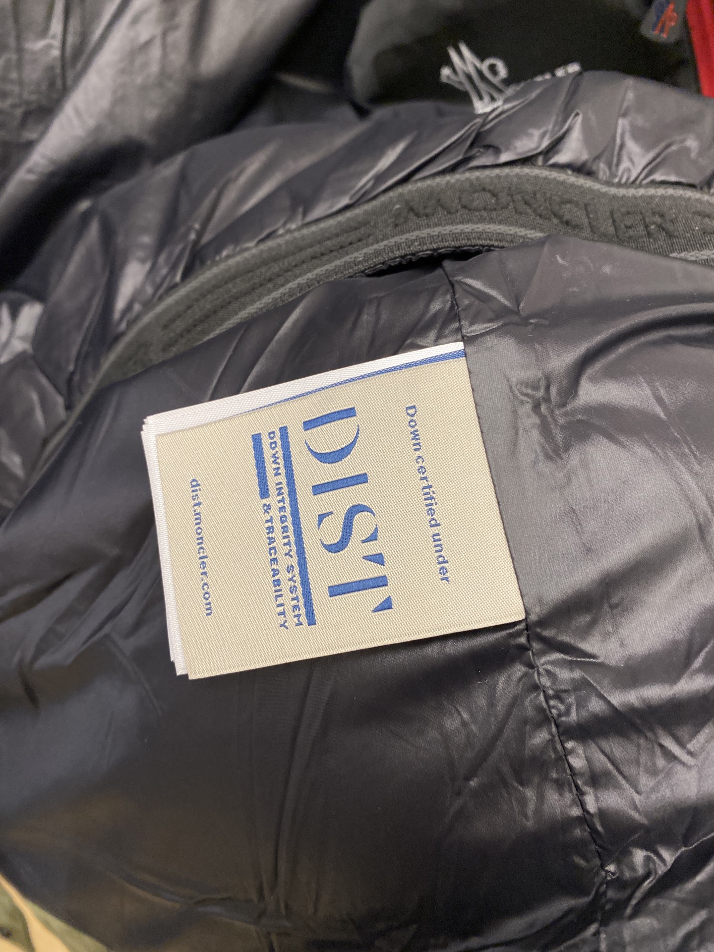 蒙口、2025最新款男士轻薄羽绒服、面料柔软舒适 ．上身版型超赞 ．拉链．辅料都是客供 、进口面料，轻便