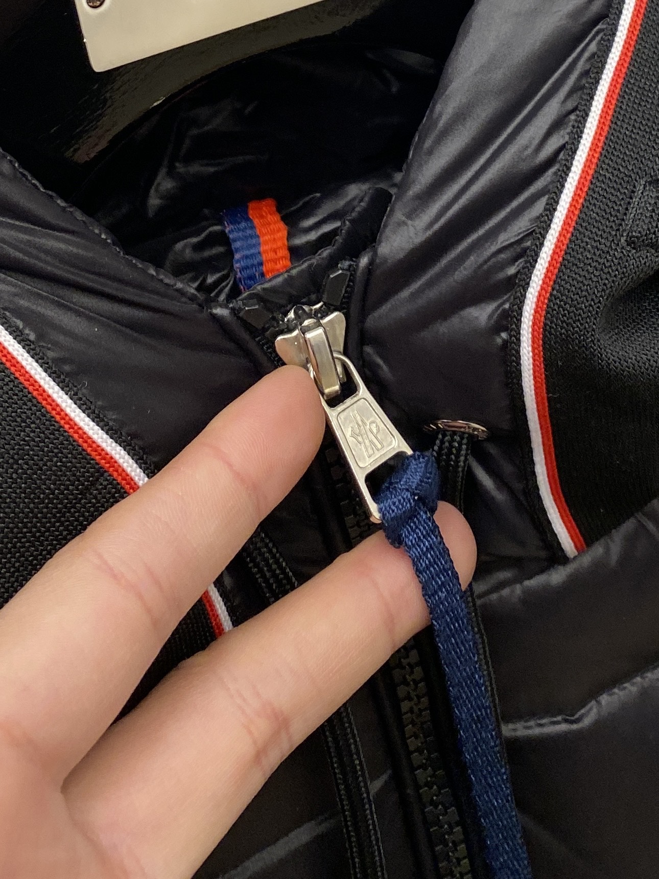 蒙口、2025最新款男士轻薄羽绒服、面料柔软舒适 ．上身版型超赞 ．拉链．辅料都是客供 、进口面料，轻便