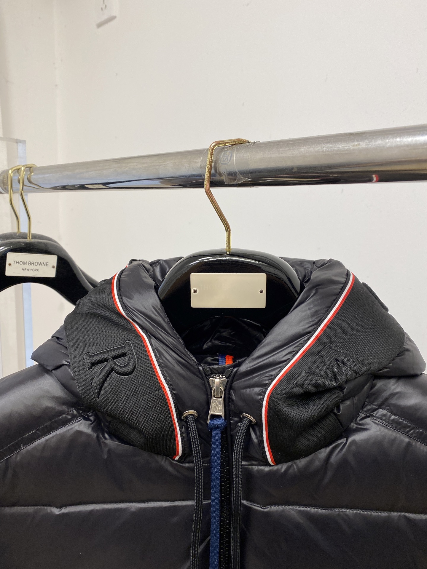 蒙口、2025最新款男士轻薄羽绒服、面料柔软舒适 ．上身版型超赞 ．拉链．辅料都是客供 、进口面料，轻便