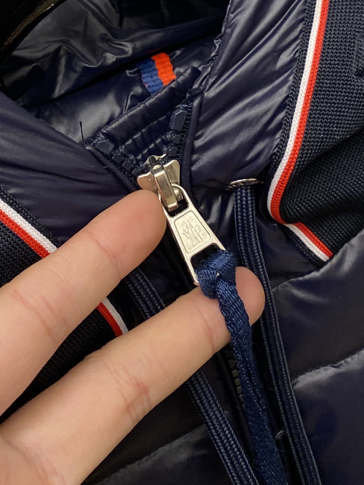 蒙口、2025最新款男士轻薄羽绒服、面料柔软舒适 ．上身版型超赞 ．拉链．辅料都是客供 、进口面料，轻便