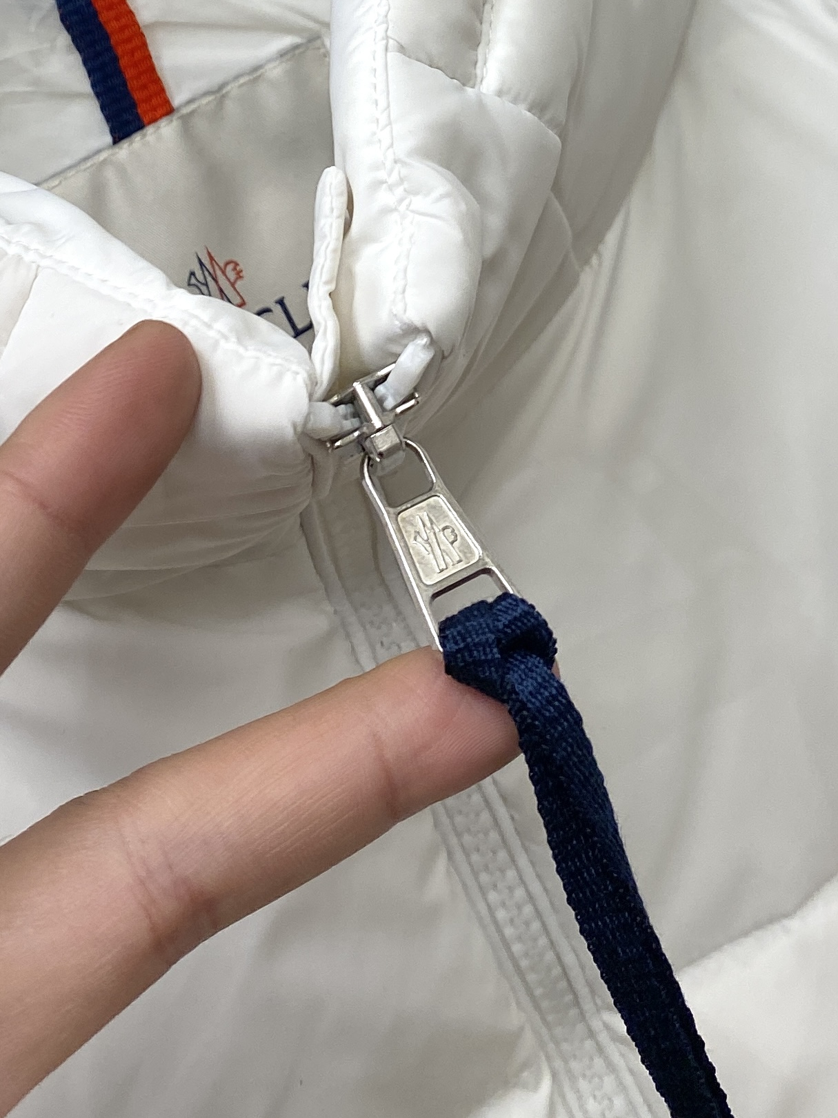 蒙口、2025最新款男士轻薄羽绒服、面料柔软舒适 ．上身版型超赞 ．拉链．辅料都是客供 、进口面料，轻便