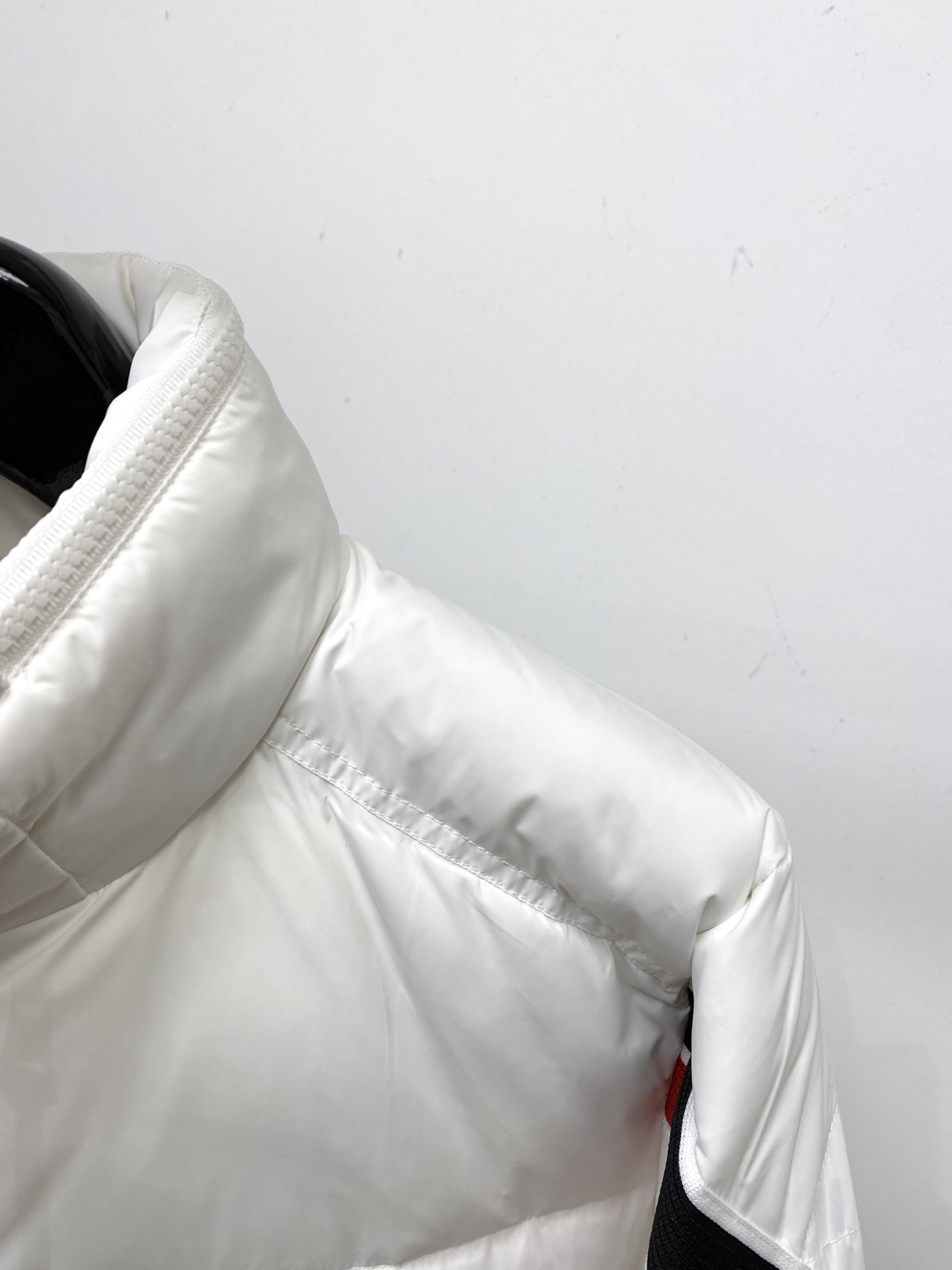 蒙口、2025最新款男士轻薄羽绒服、面料柔软舒适 ．上身版型超赞 ．拉链．辅料都是客供 、进口面料，轻便