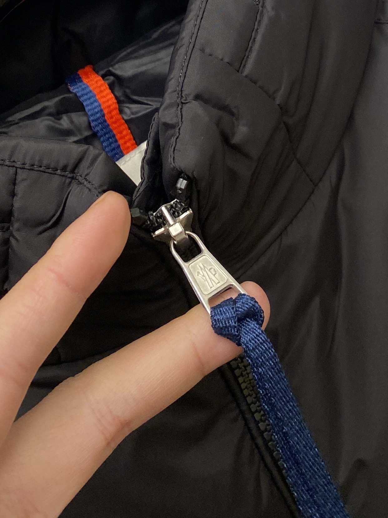 蒙口、2025最新款男士轻薄羽绒服、面料柔软舒适 ．上身版型超赞 ．拉链．辅料都是客供 、进口面料，轻便