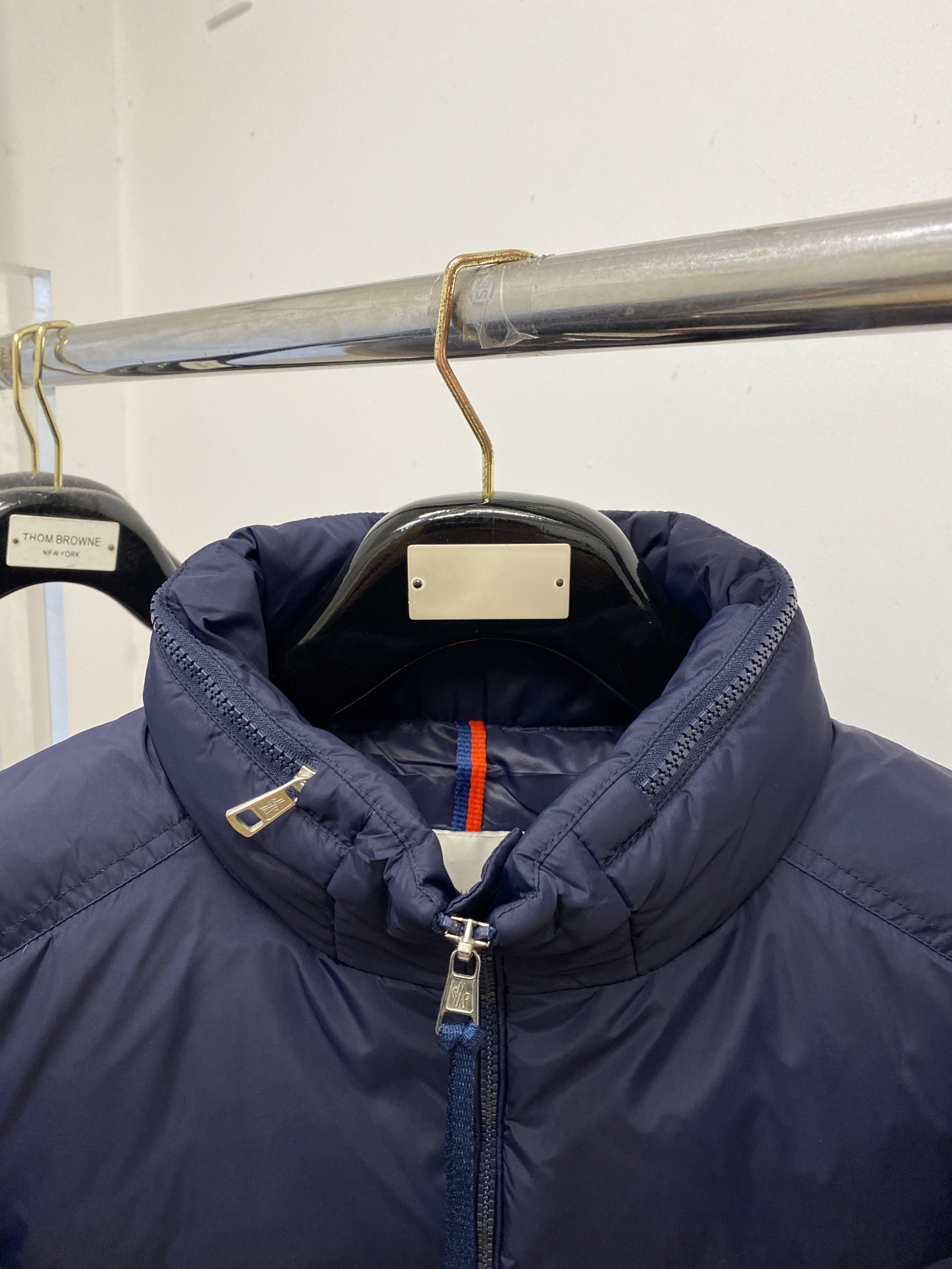 蒙口、2025最新款男士轻薄羽绒服、面料柔软舒适 ．上身版型超赞 ．拉链．辅料都是客供 、进口面料，轻便