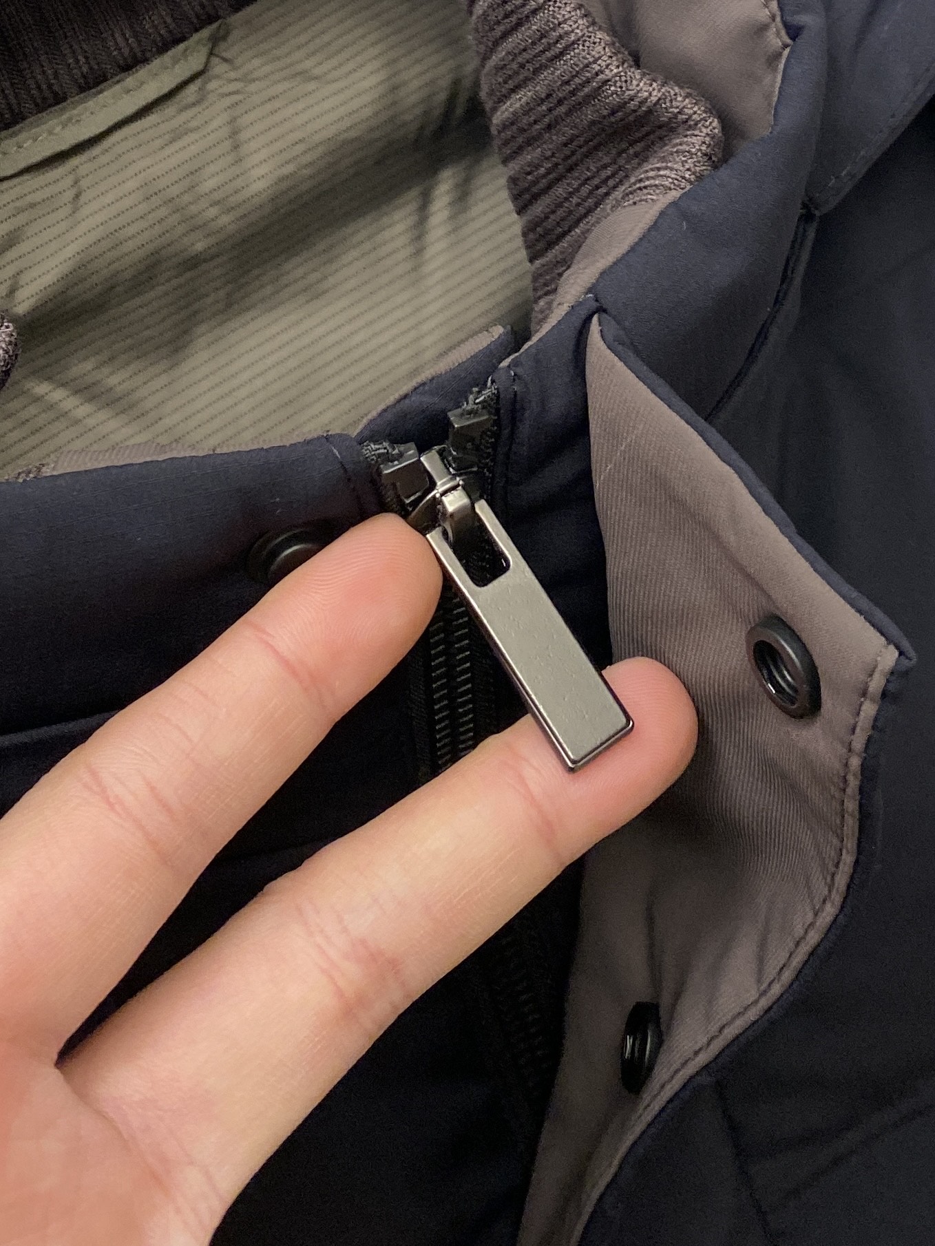 普拉达、2025最新款男士轻薄羽绒服、面料柔软舒适 ．上身版型超赞 ．拉链．辅料都是客供 、进口面料，轻