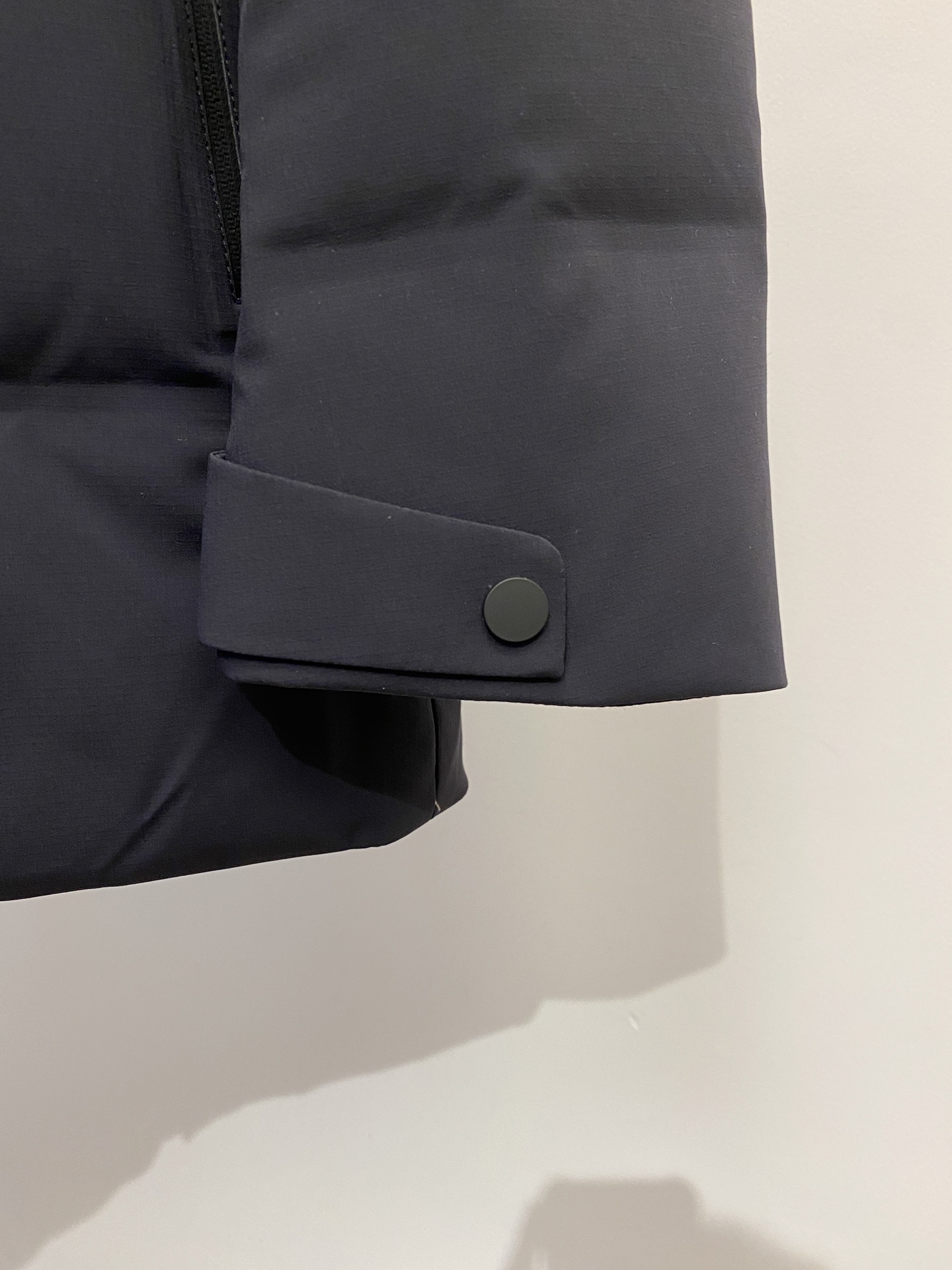 普拉达、2025最新款男士轻薄羽绒服、面料柔软舒适 ．上身版型超赞 ．拉链．辅料都是客供 、进口面料，轻