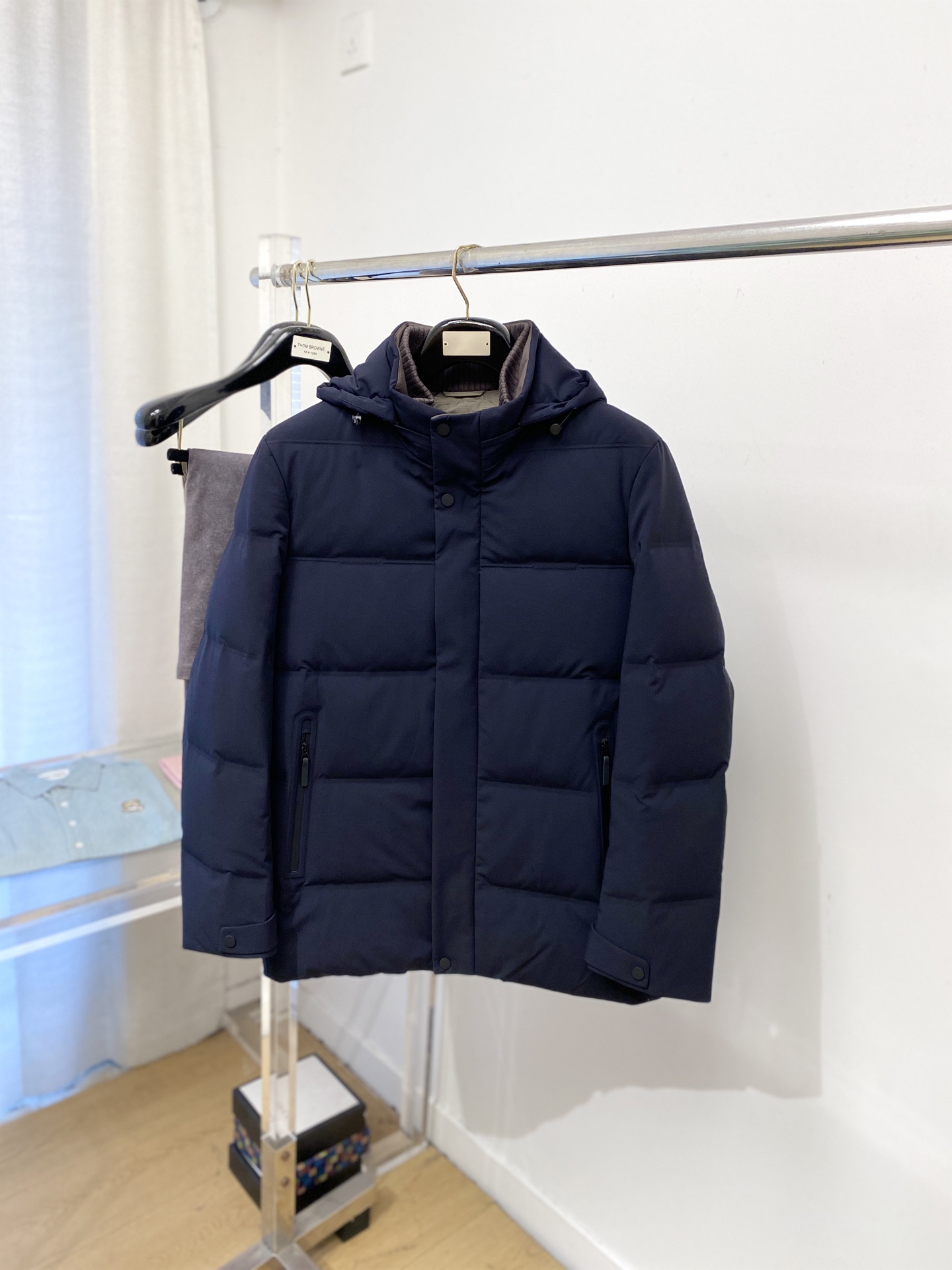 普拉达、2025最新款男士轻薄羽绒服、面料柔软舒适 ．上身版型超赞 ．拉链．辅料都是客供 、进口面料，轻