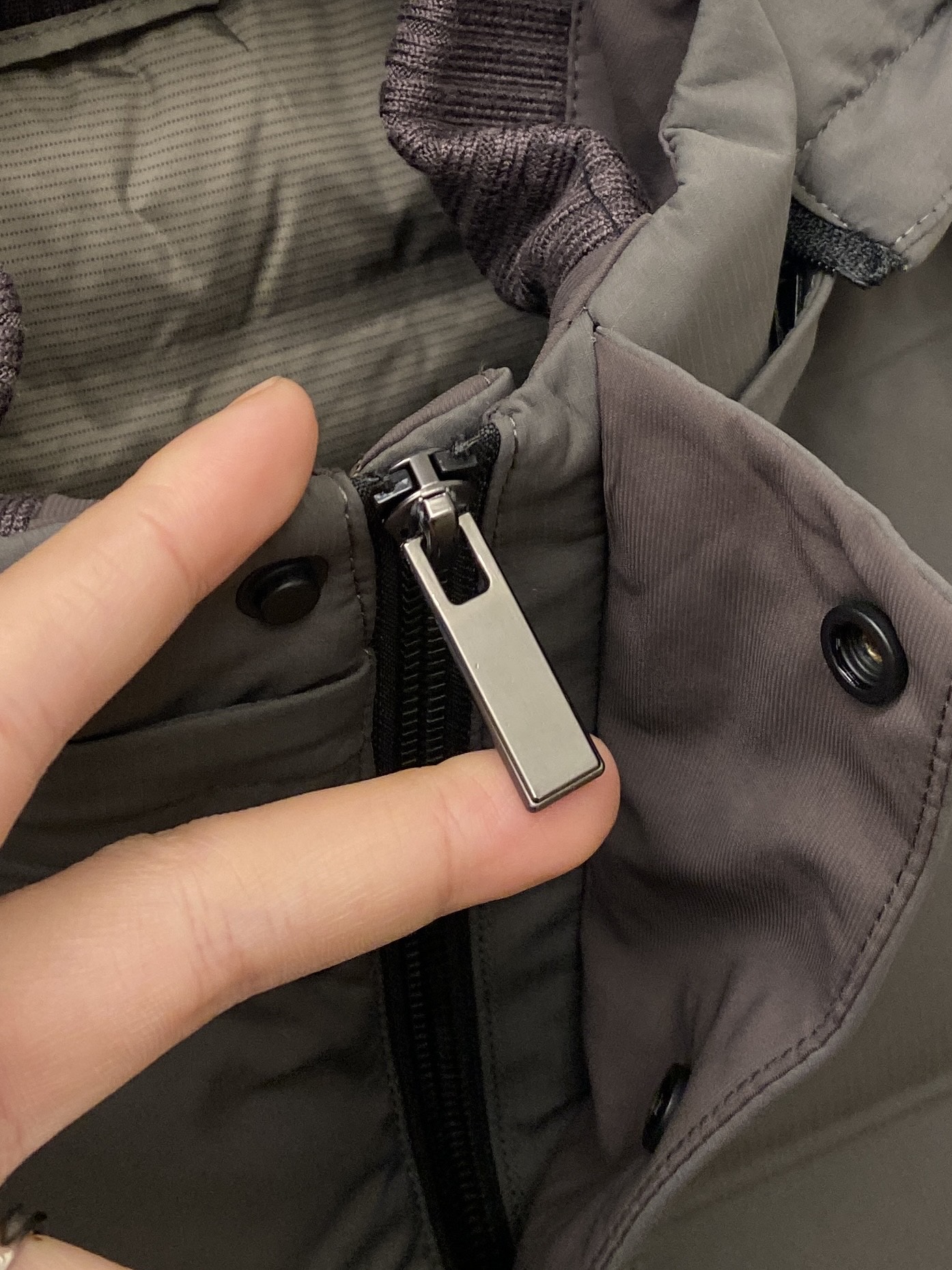 普拉达、2025最新款男士轻薄羽绒服、面料柔软舒适 ．上身版型超赞 ．拉链．辅料都是客供 、进口面料，轻