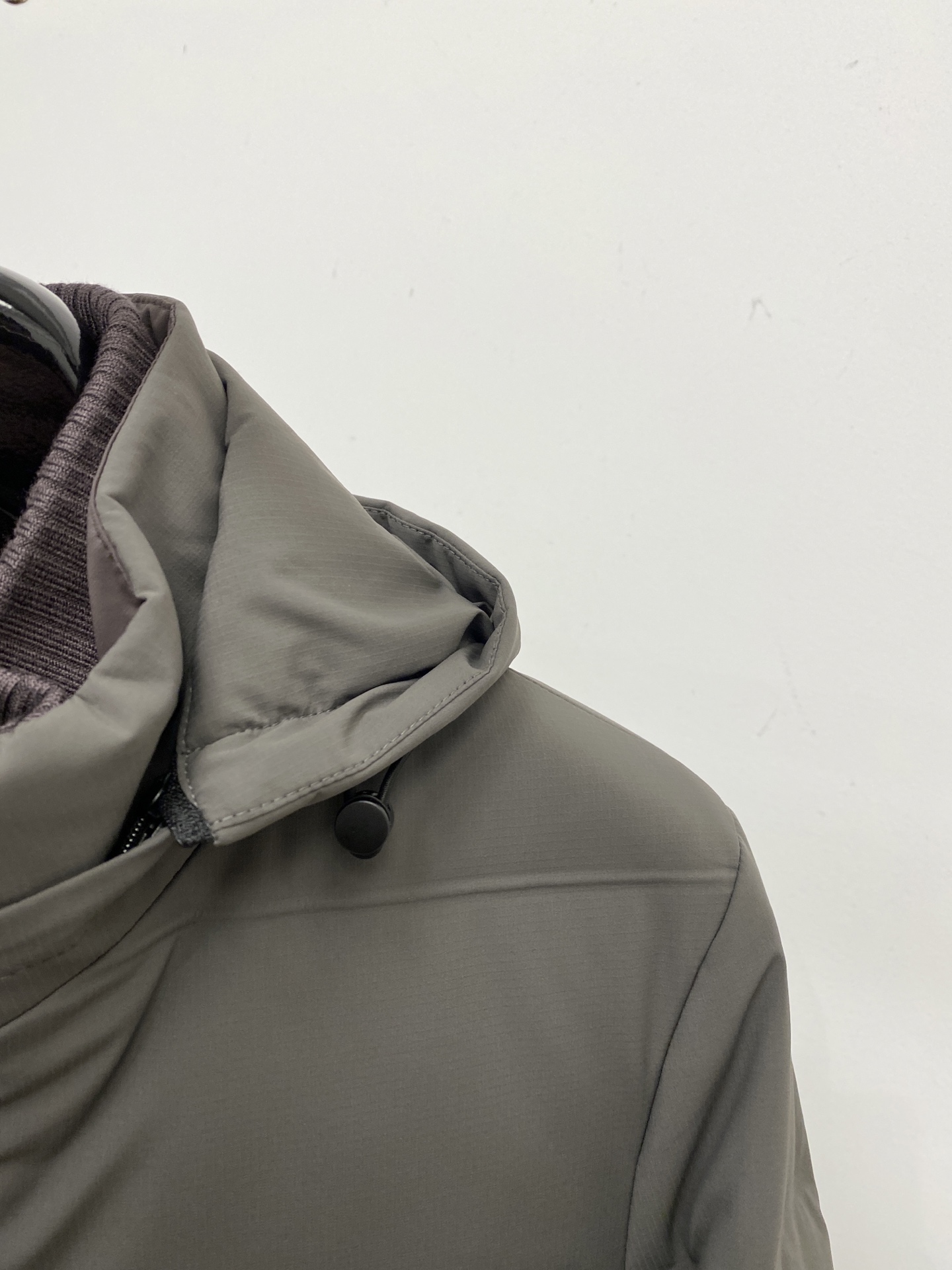 普拉达、2025最新款男士轻薄羽绒服、面料柔软舒适 ．上身版型超赞 ．拉链．辅料都是客供 、进口面料，轻