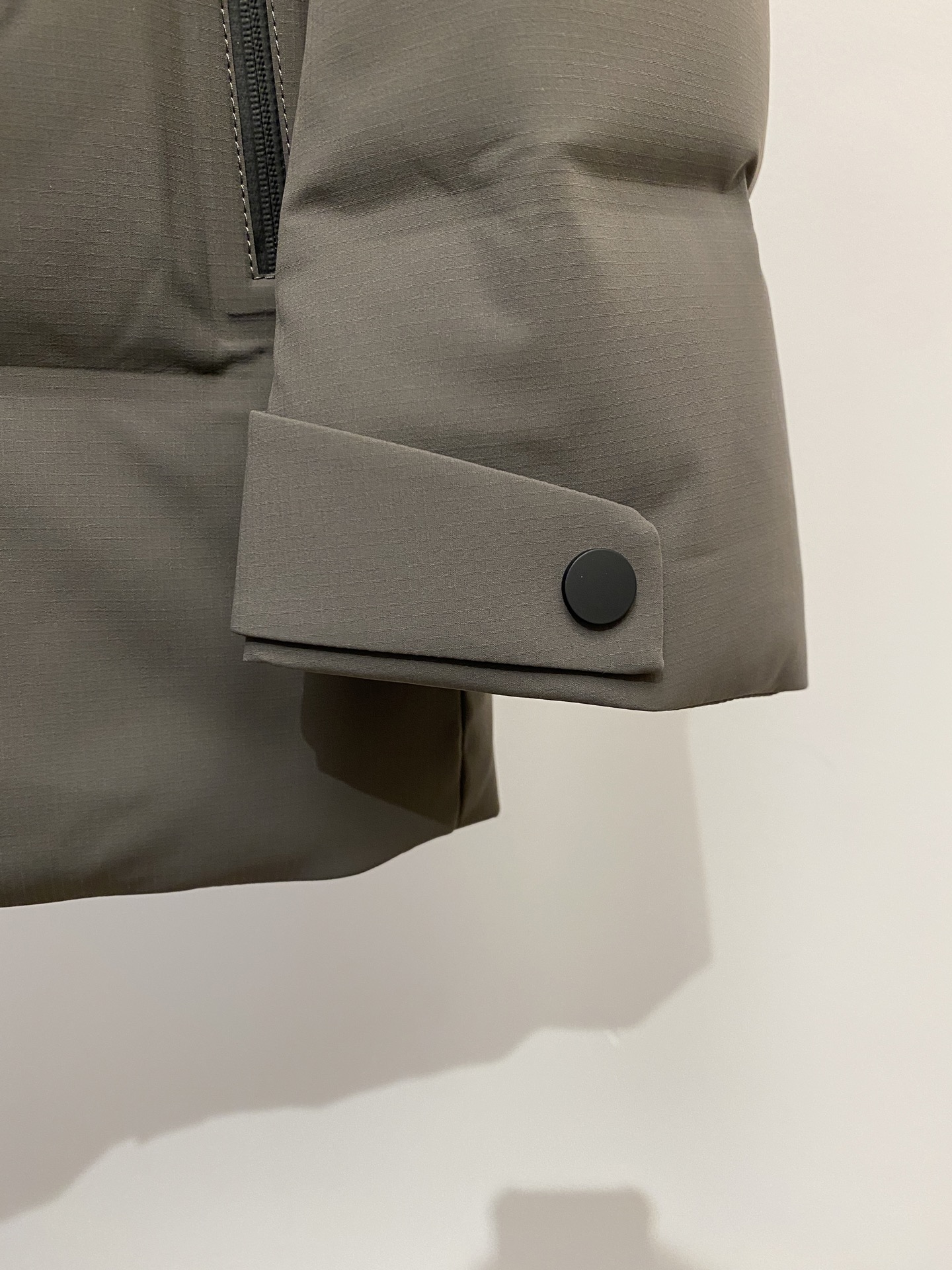 普拉达、2025最新款男士轻薄羽绒服、面料柔软舒适 ．上身版型超赞 ．拉链．辅料都是客供 、进口面料，轻