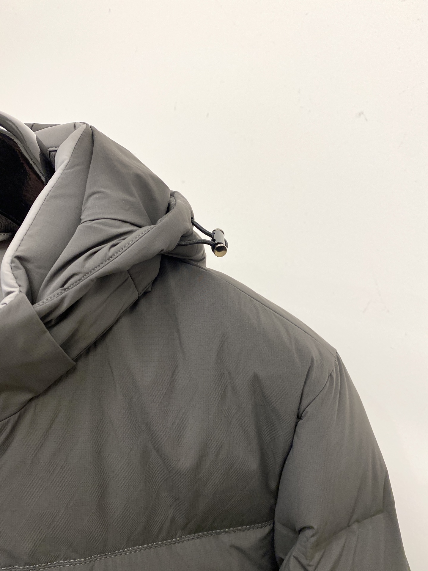 ￼ ￼ Brunello Cucinelli、2025最新款男士轻薄羽绒服、面料柔软舒适 ．上身版型超赞