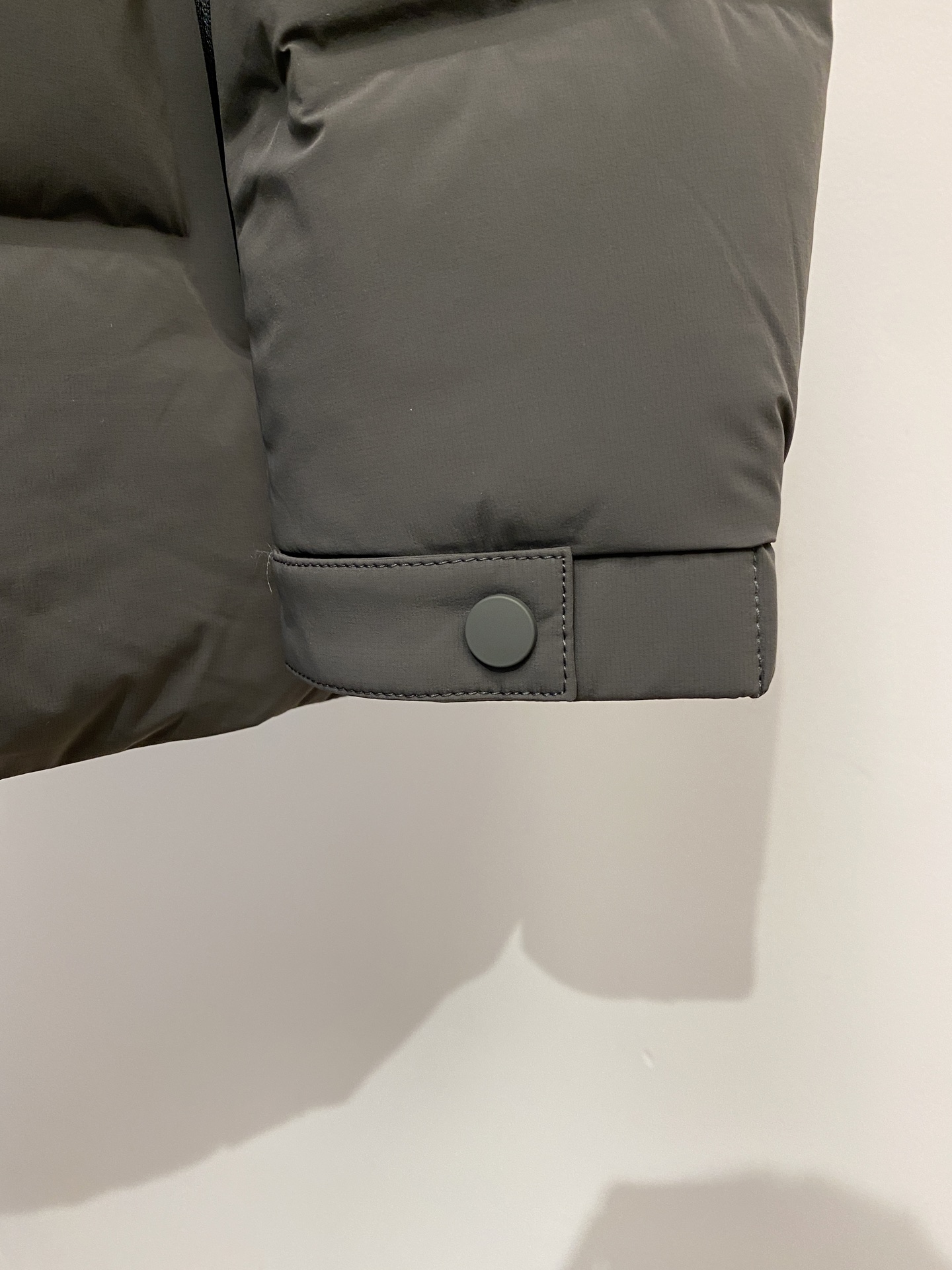 ￼ ￼ Brunello Cucinelli、2025最新款男士轻薄羽绒服、面料柔软舒适 ．上身版型超赞