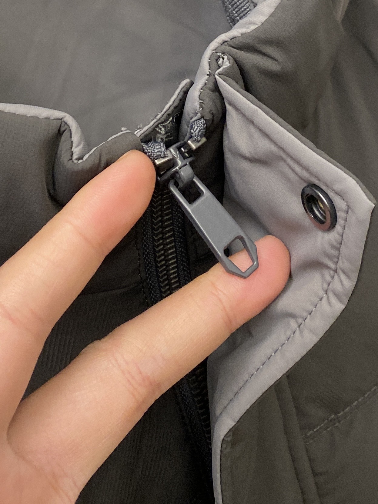 ￼ ￼ Brunello Cucinelli、2025最新款男士轻薄羽绒服、面料柔软舒适 ．上身版型超赞