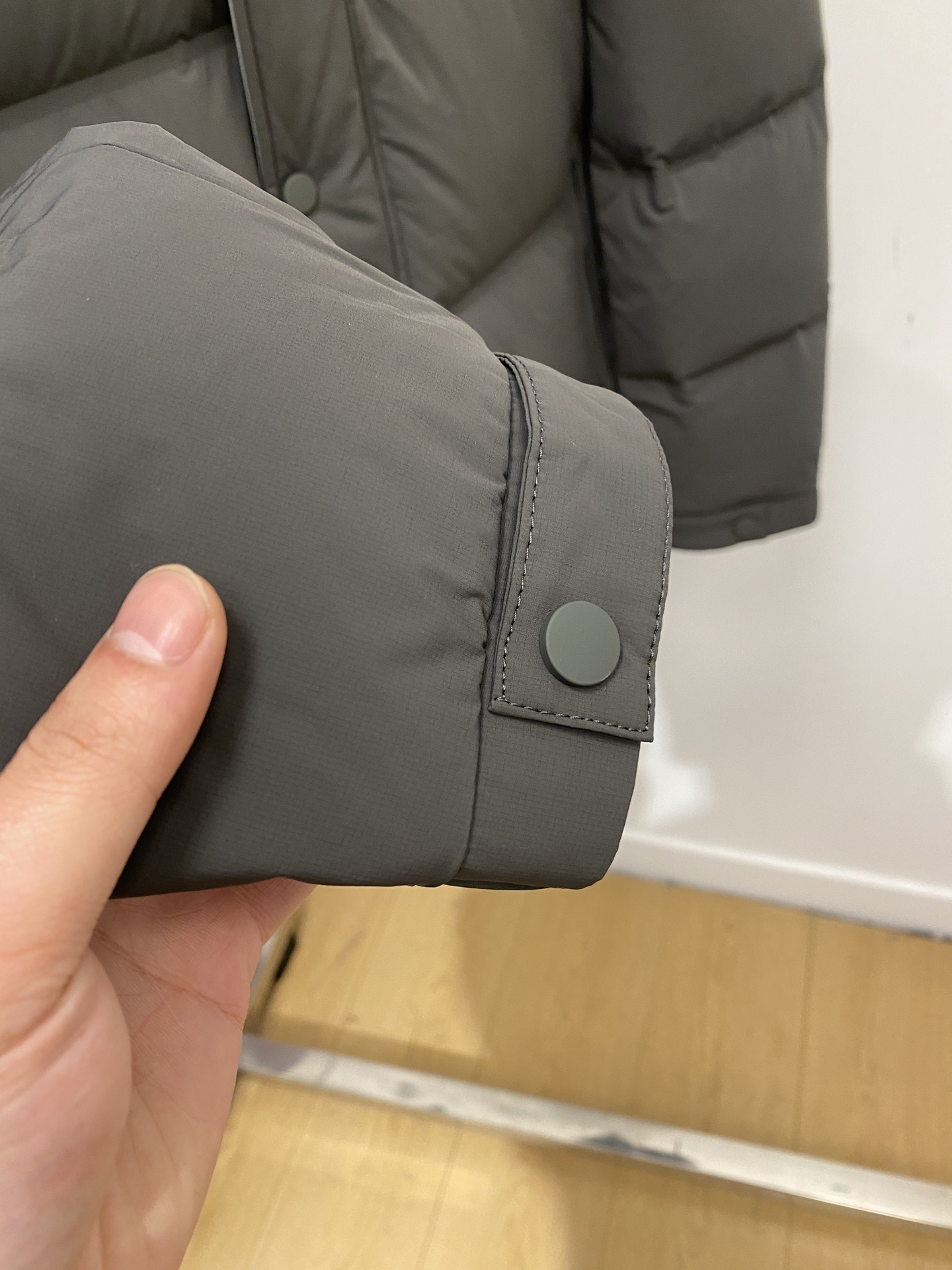 ￼ ￼ Brunello Cucinelli、2025最新款男士轻薄羽绒服、面料柔软舒适 ．上身版型超赞