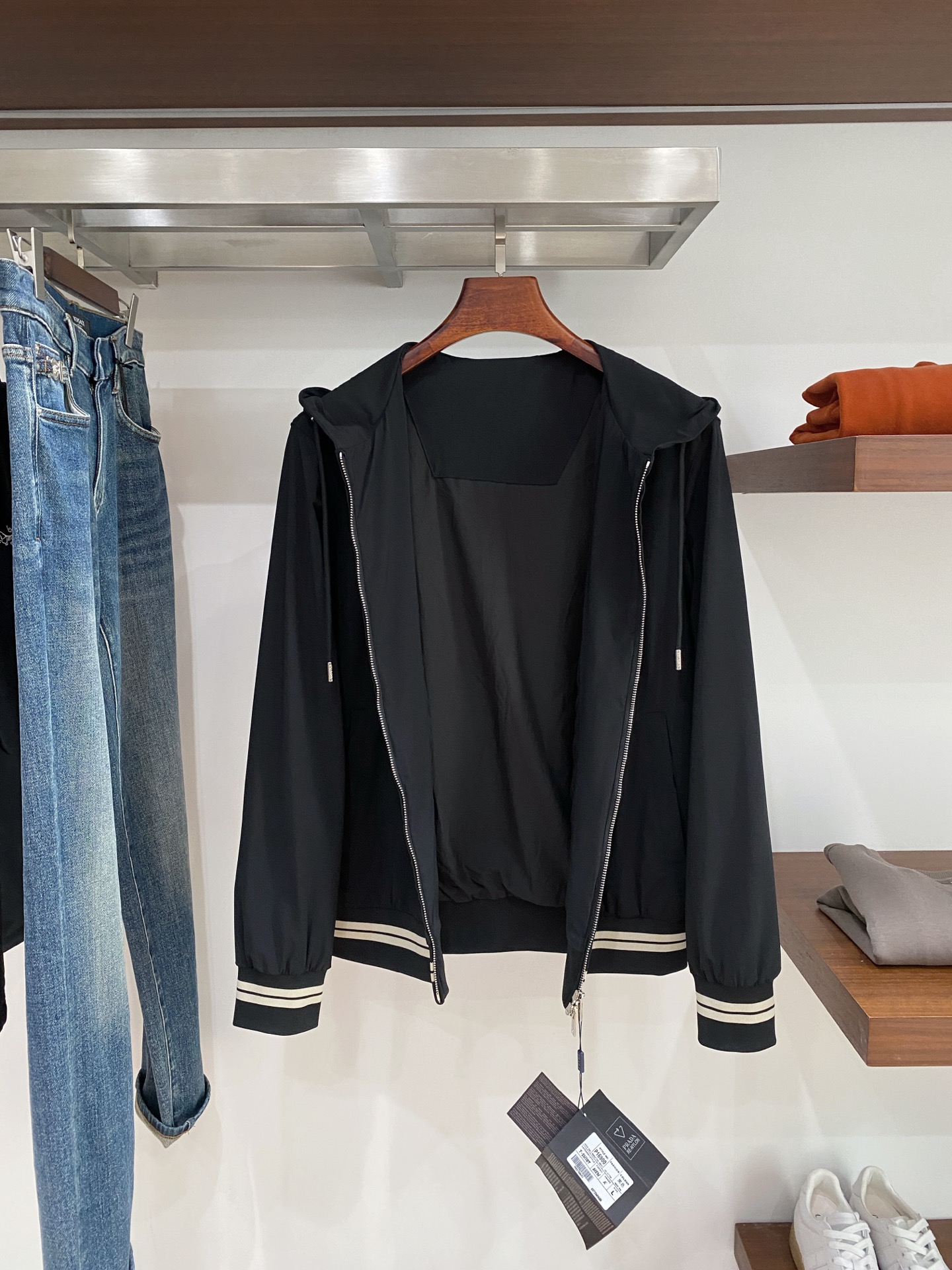 普拉达、2025新品夹克外套，时尚帅气，简约百搭款，胸前顶级印胶字母logo，定制原版面料，不仅挺括，保