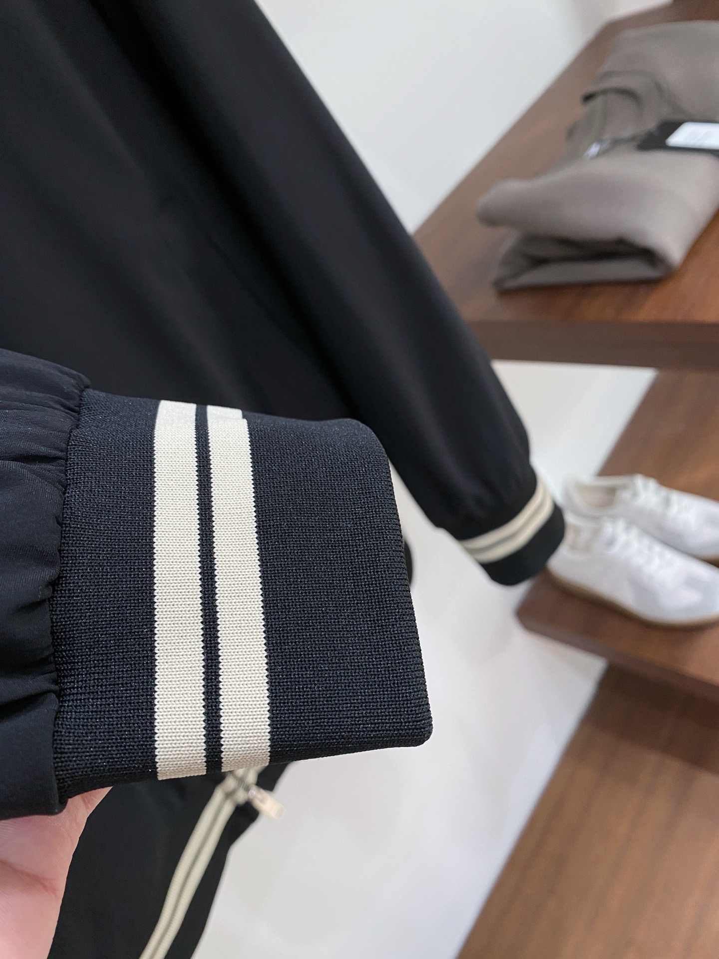 普拉达、2025新品夹克外套，时尚帅气，简约百搭款，胸前顶级印胶字母logo，定制原版面料，不仅挺括，保