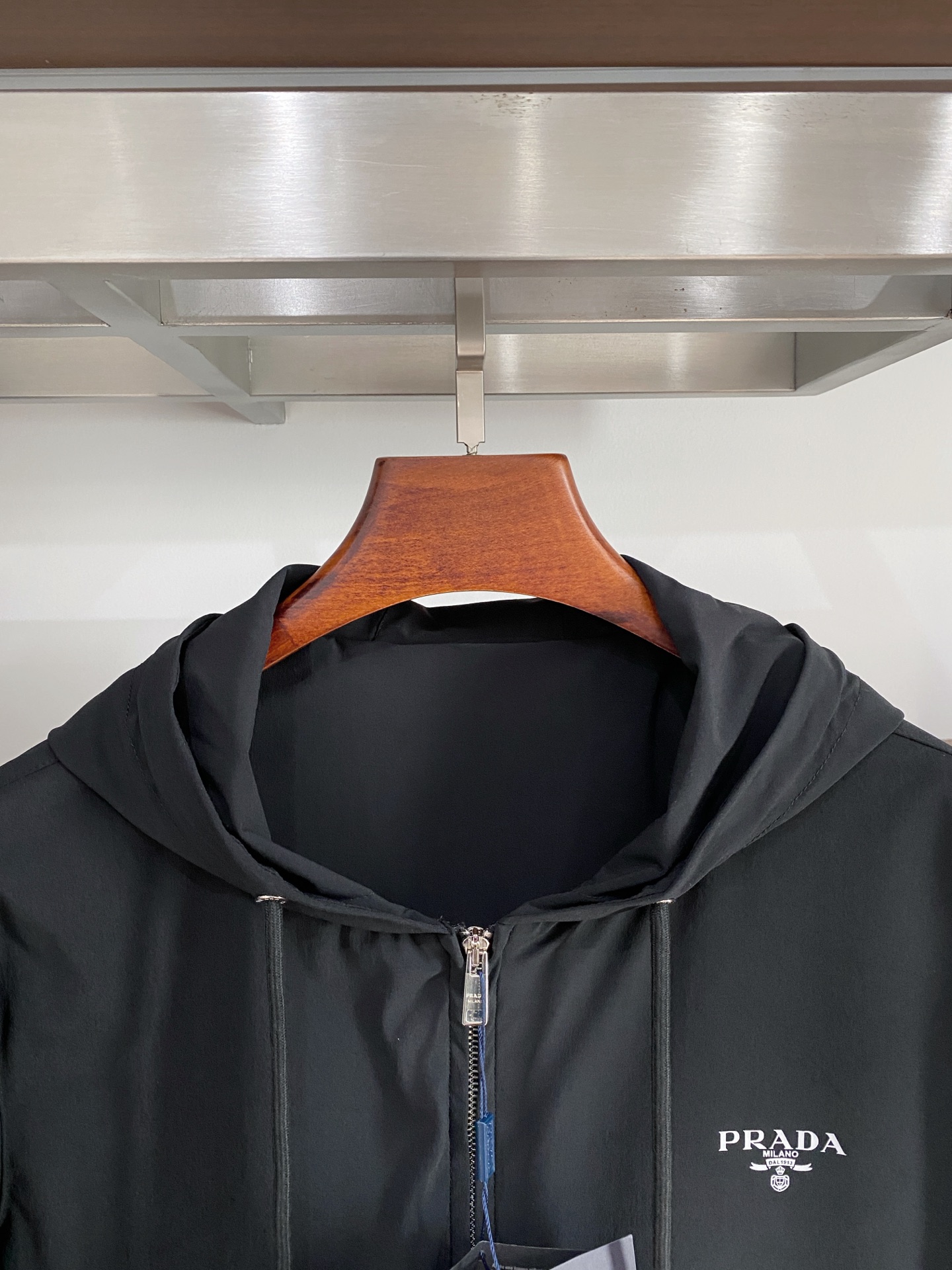 普拉达、2025新品夹克外套，时尚帅气，简约百搭款，胸前顶级印胶字母logo，定制原版面料，不仅挺括，保