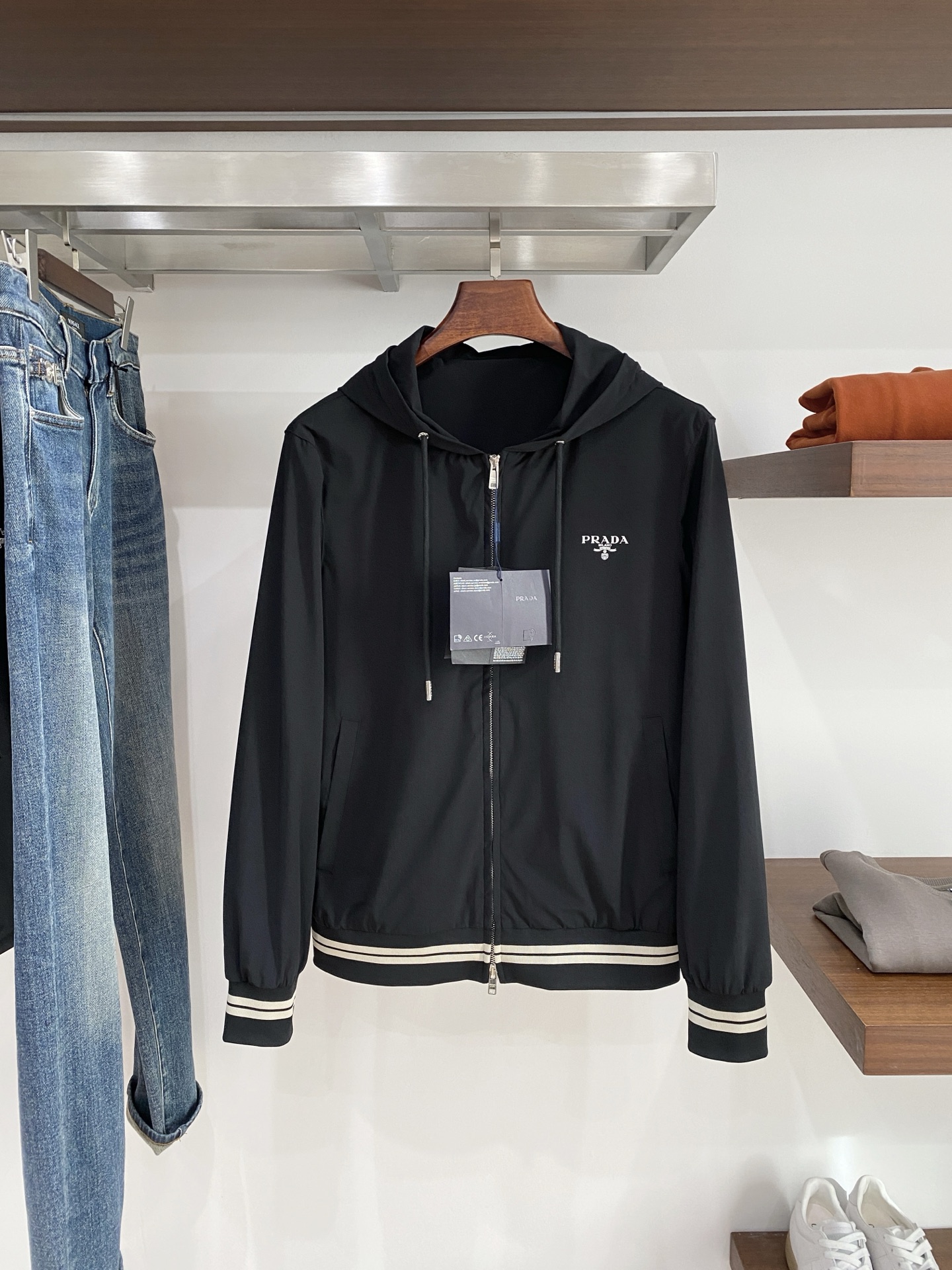 普拉达、2025新品夹克外套，时尚帅气，简约百搭款，胸前顶级印胶字母logo，定制原版面料，不仅挺括，保