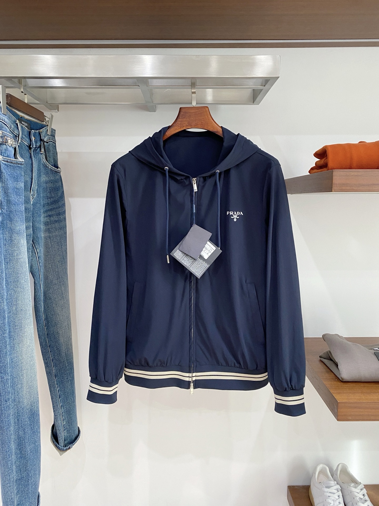 普拉达、2025新品夹克外套，时尚帅气，简约百搭款，胸前顶级印胶字母logo，定制原版面料，不仅挺括，保