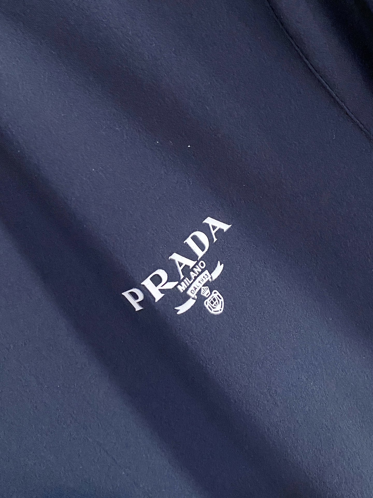 普拉达、2025新品夹克外套，时尚帅气，简约百搭款，胸前顶级印胶字母logo，定制原版面料，不仅挺括，保