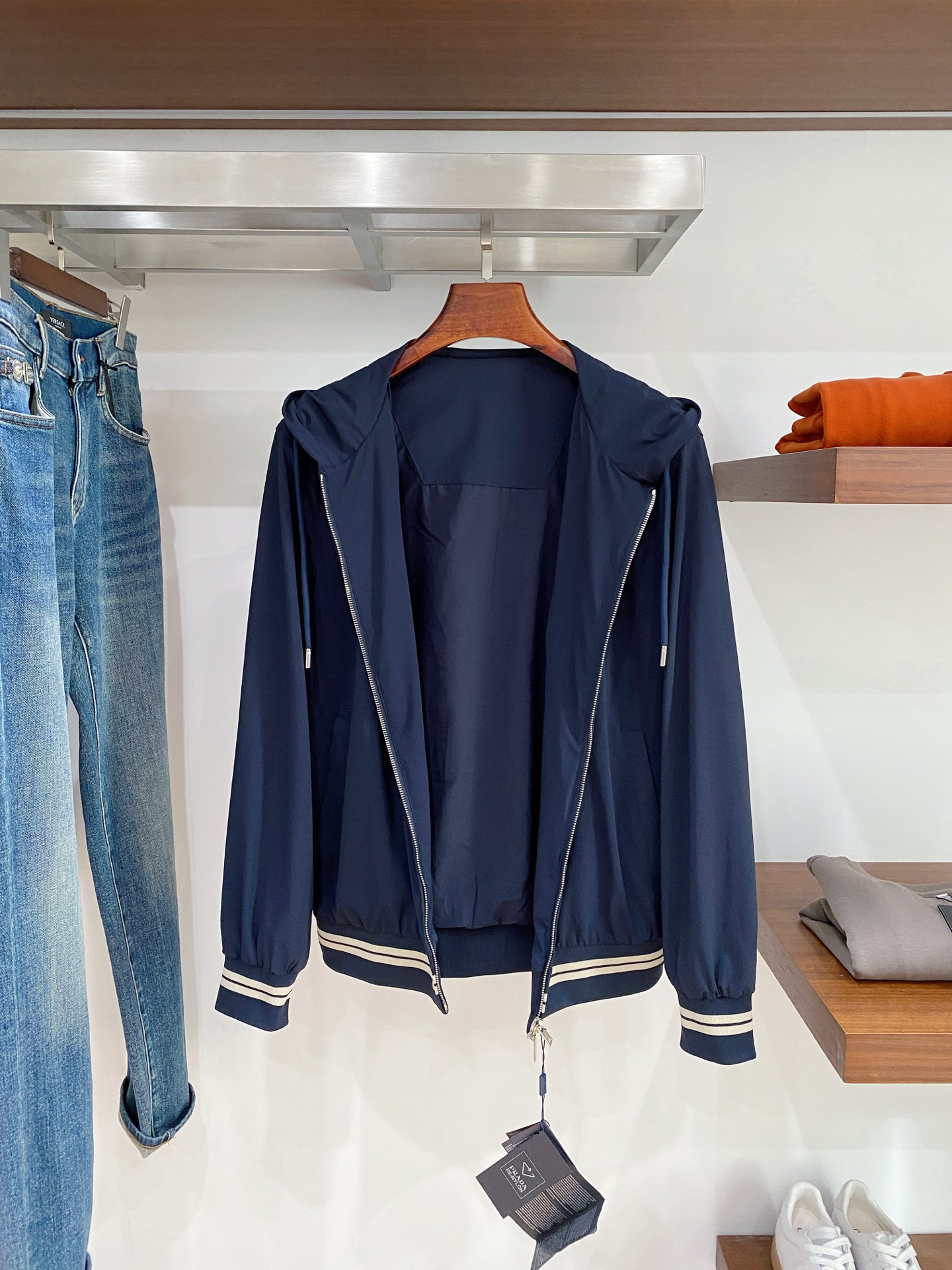 普拉达、2025新品夹克外套，时尚帅气，简约百搭款，胸前顶级印胶字母logo，定制原版面料，不仅挺括，保