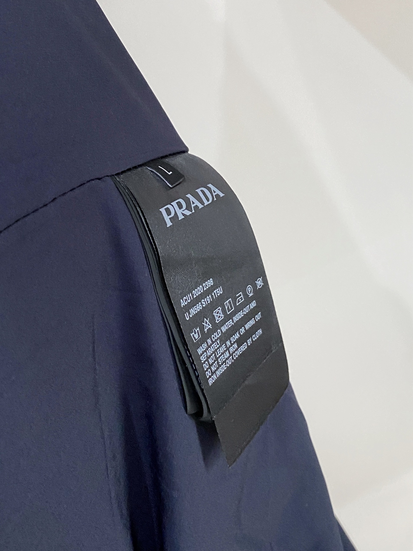 普拉达、2025新品夹克外套，时尚帅气，简约百搭款，胸前顶级印胶字母logo，定制原版面料，不仅挺括，保