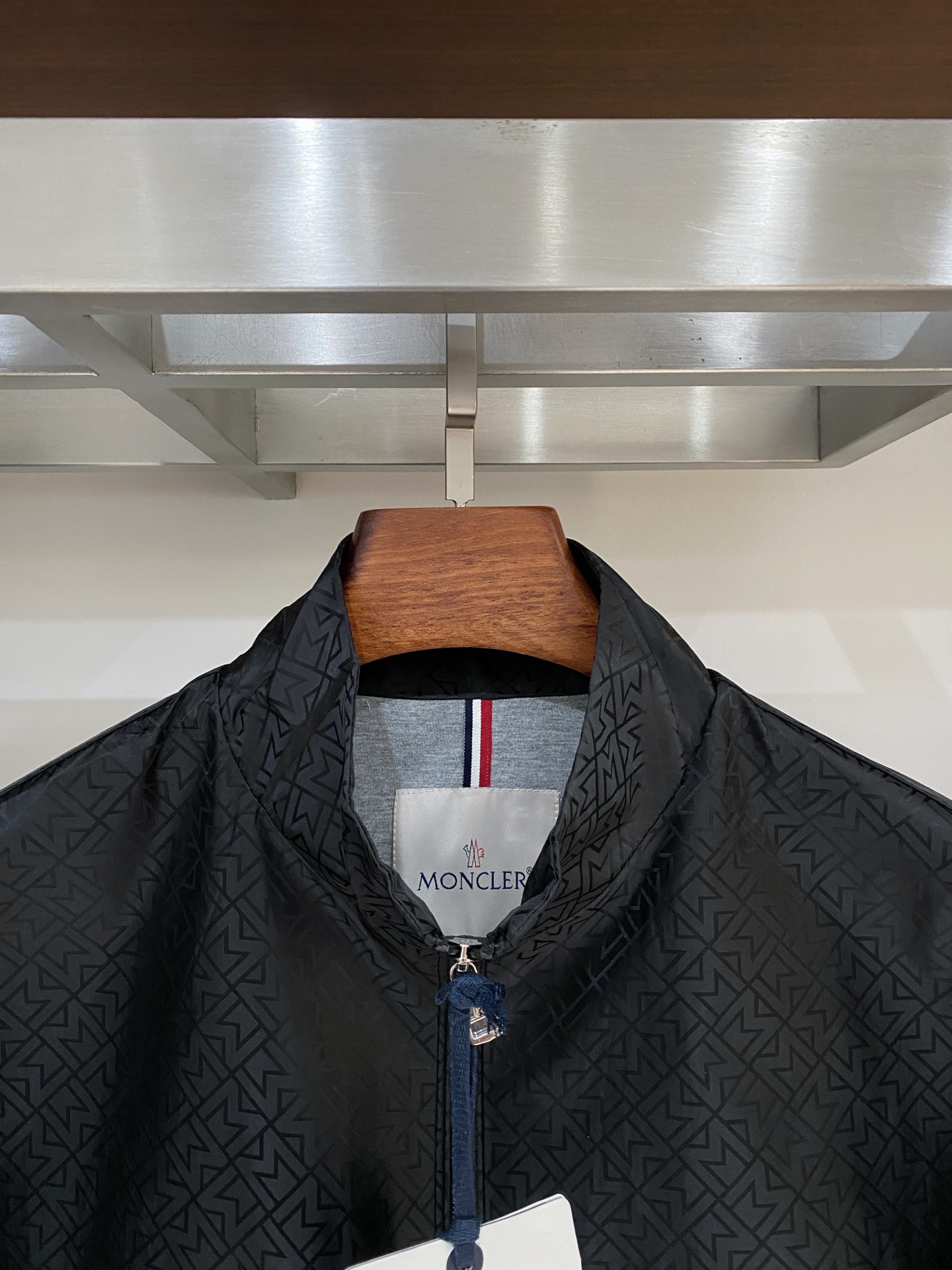 ￼蒙口、2025新品夹克外套，时尚帅气，简约百搭款，袖口刺绣装饰图案logo，定制原版面料，不仅挺括，保