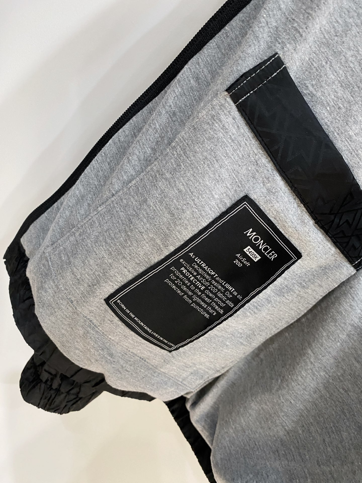 ￼蒙口、2025新品夹克外套，时尚帅气，简约百搭款，袖口刺绣装饰图案logo，定制原版面料，不仅挺括，保