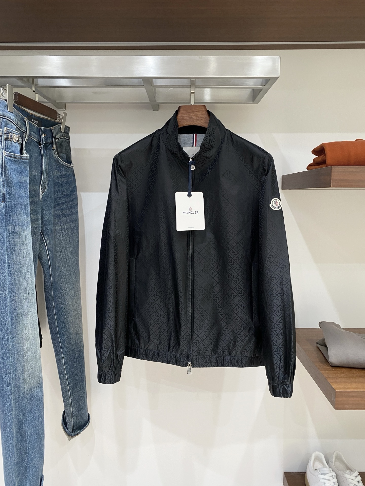 ￼蒙口、2025新品夹克外套，时尚帅气，简约百搭款，袖口刺绣装饰图案logo，定制原版面料，不仅挺括，保