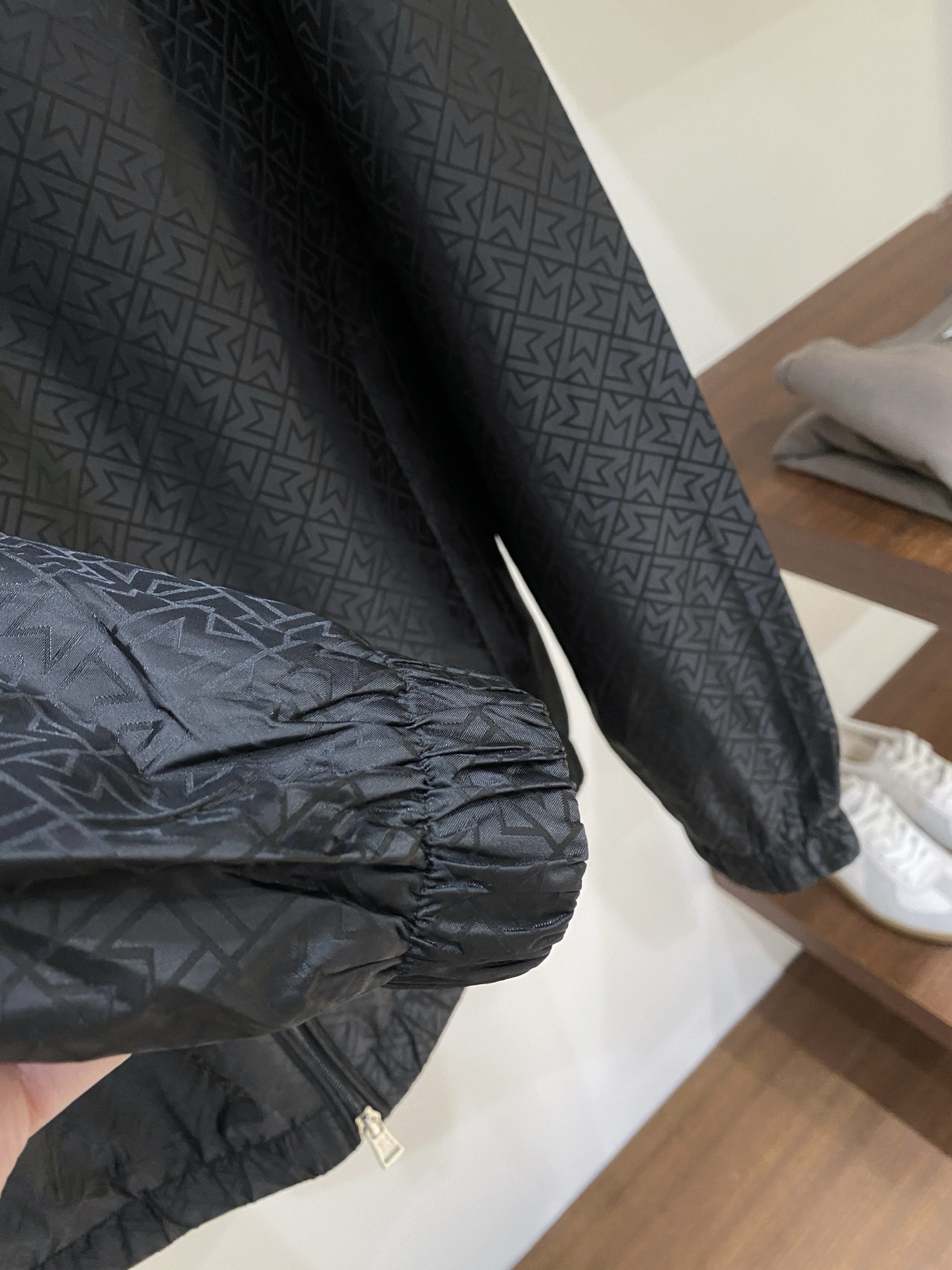 ￼蒙口、2025新品夹克外套，时尚帅气，简约百搭款，袖口刺绣装饰图案logo，定制原版面料，不仅挺括，保