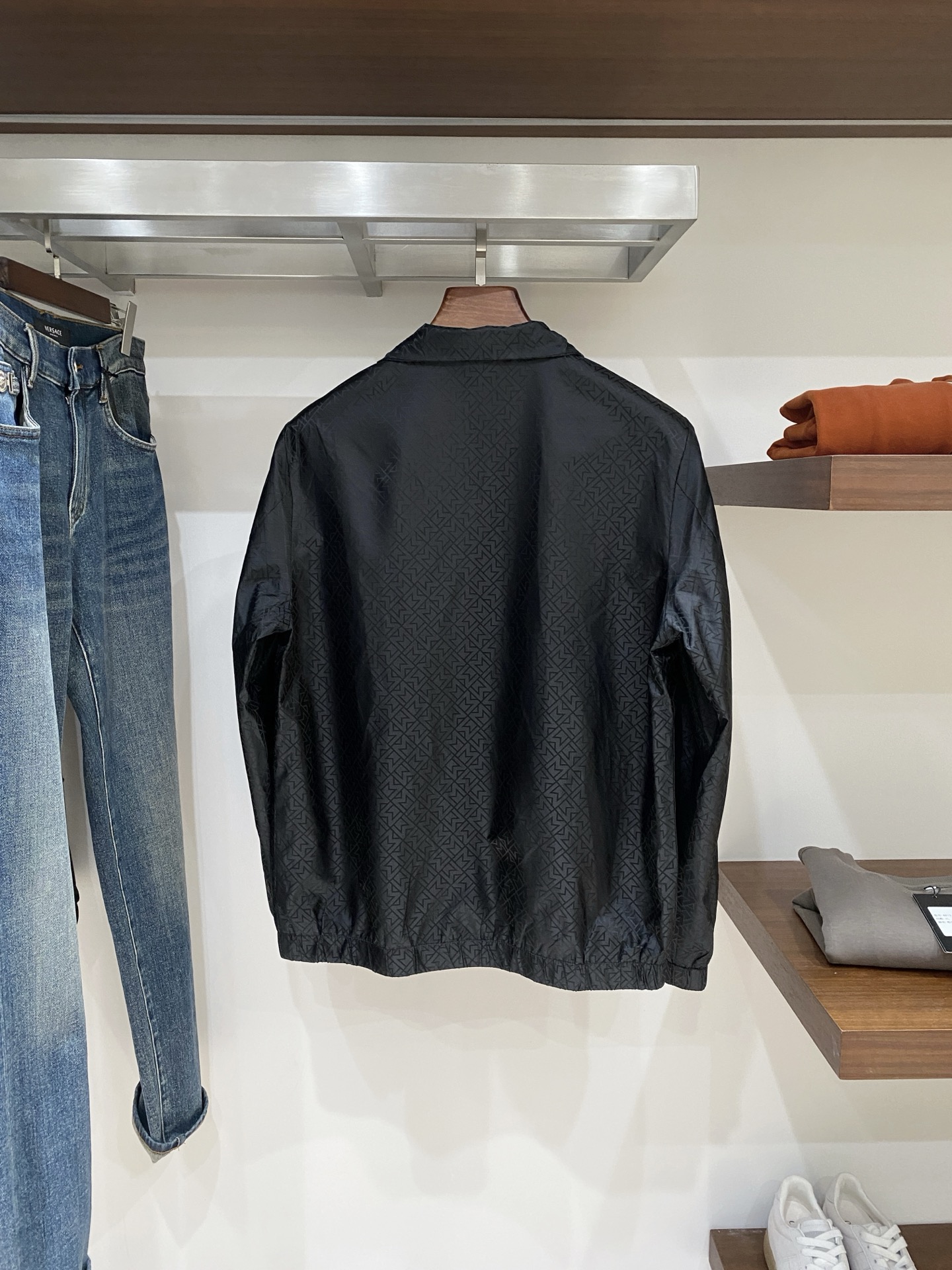 ￼蒙口、2025新品夹克外套，时尚帅气，简约百搭款，袖口刺绣装饰图案logo，定制原版面料，不仅挺括，保