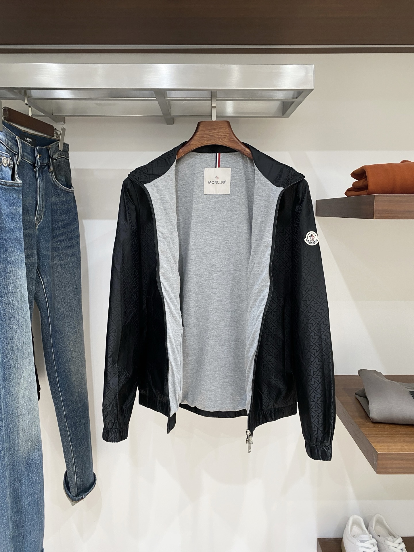 ￼蒙口、2025新品夹克外套，时尚帅气，简约百搭款，袖口刺绣装饰图案logo，定制原版面料，不仅挺括，保
