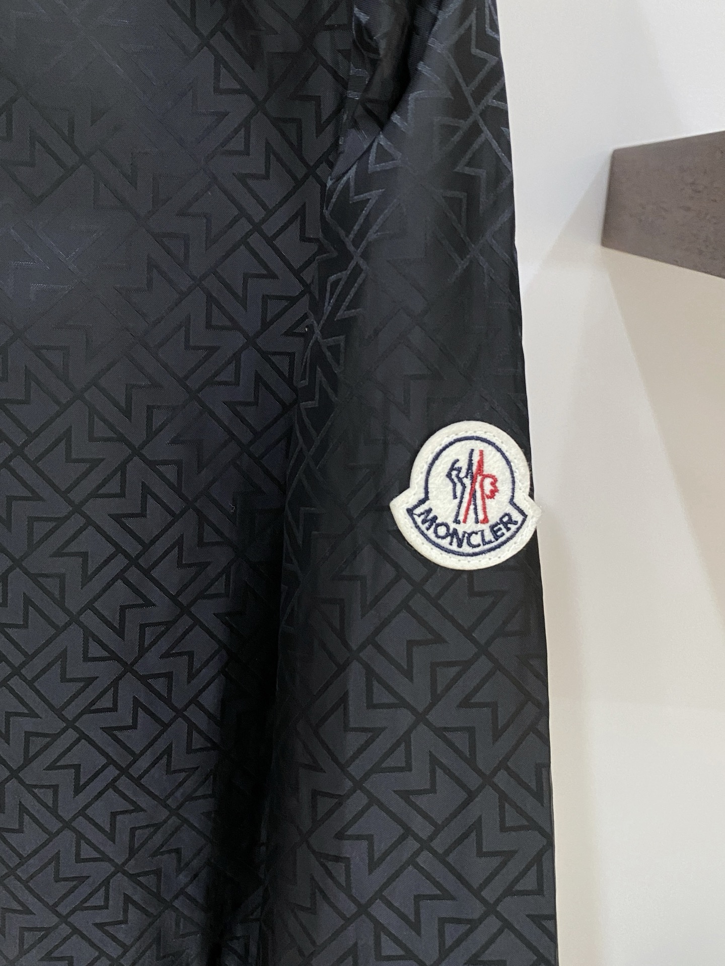 ￼蒙口、2025新品夹克外套，时尚帅气，简约百搭款，袖口刺绣装饰图案logo，定制原版面料，不仅挺括，保