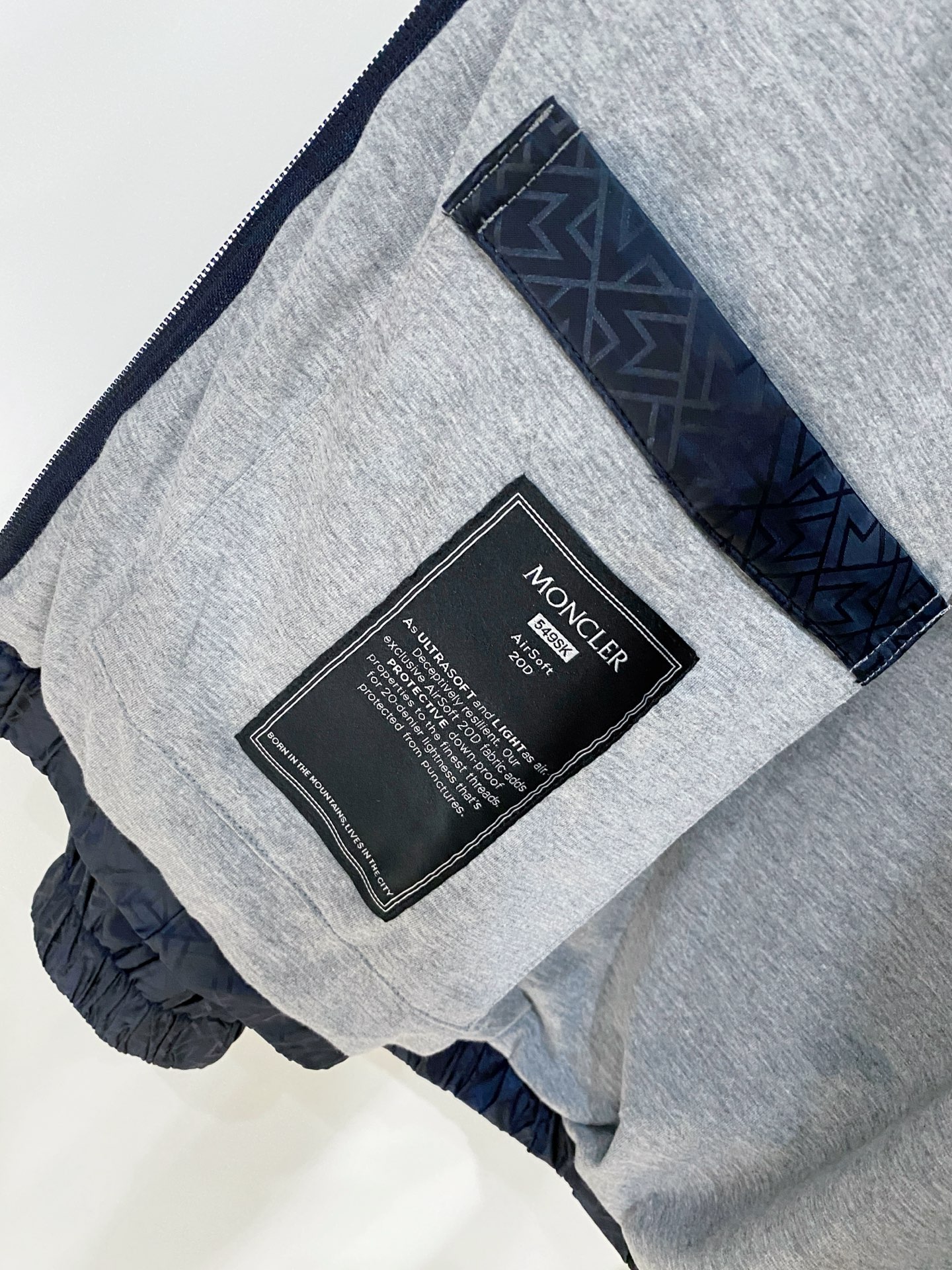 蒙口、2025新品夹克外套，时尚帅气，简约百搭款，袖口刺绣装饰图案logo，定制原版面料，不仅挺括，保持