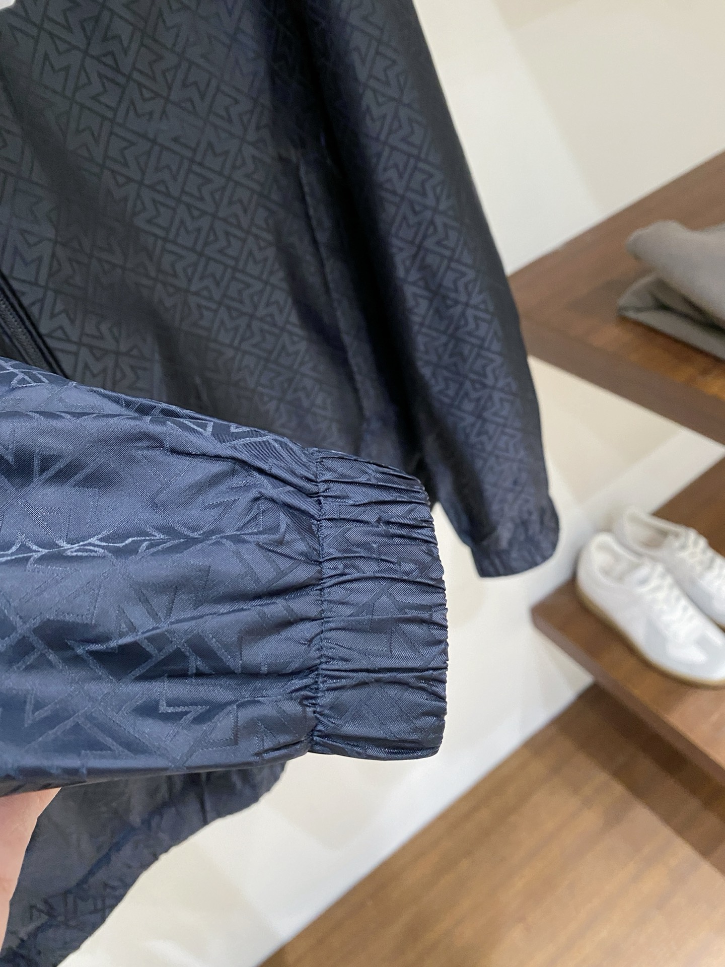 蒙口、2025新品夹克外套，时尚帅气，简约百搭款，袖口刺绣装饰图案logo，定制原版面料，不仅挺括，保持