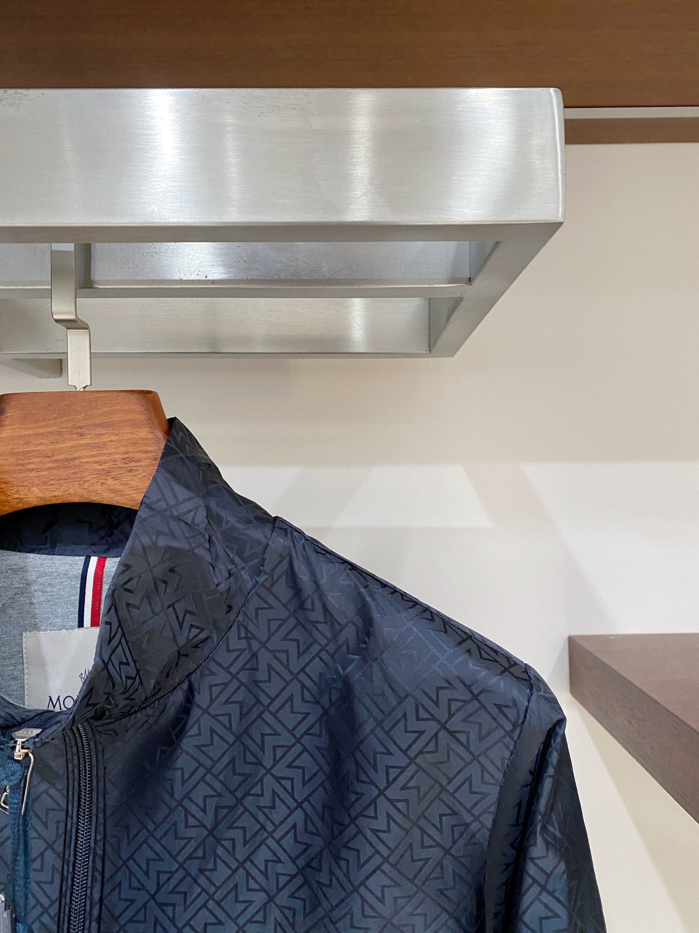 蒙口、2025新品夹克外套，时尚帅气，简约百搭款，袖口刺绣装饰图案logo，定制原版面料，不仅挺括，保持