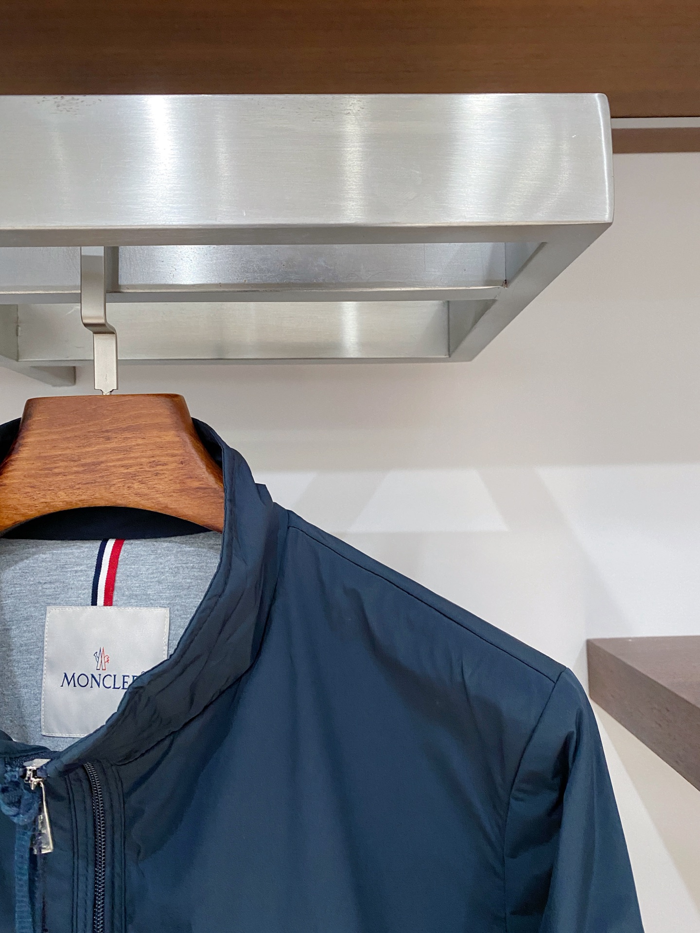 蒙口、2025新品夹克外套，时尚帅气，简约百搭款，胸前刺绣装饰图案logo，定制原版面料，不仅挺括，保持