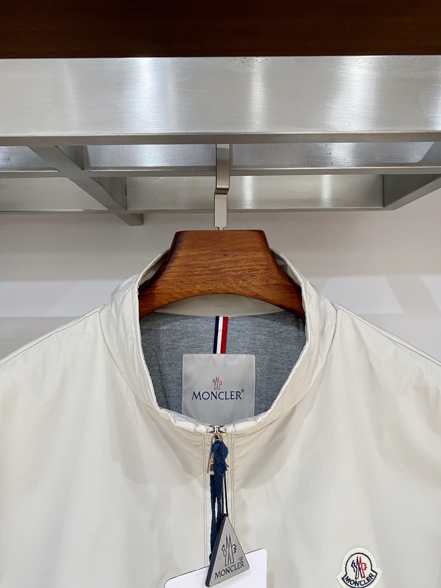 蒙口、2025新品夹克外套，时尚帅气，简约百搭款，胸前刺绣装饰图案logo，定制原版面料，不仅挺括，保持