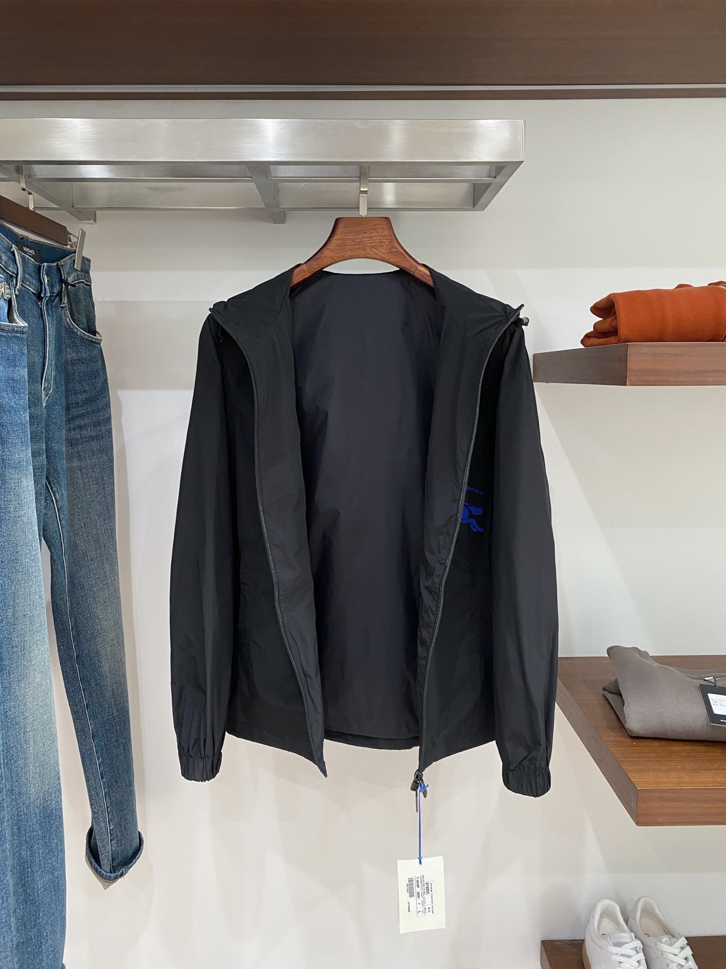巴宝莉、2025新品夹克外套，时尚帅气，简约百搭款，衣下刺绣装饰图案logo，定制原版面料，不仅挺括，保
