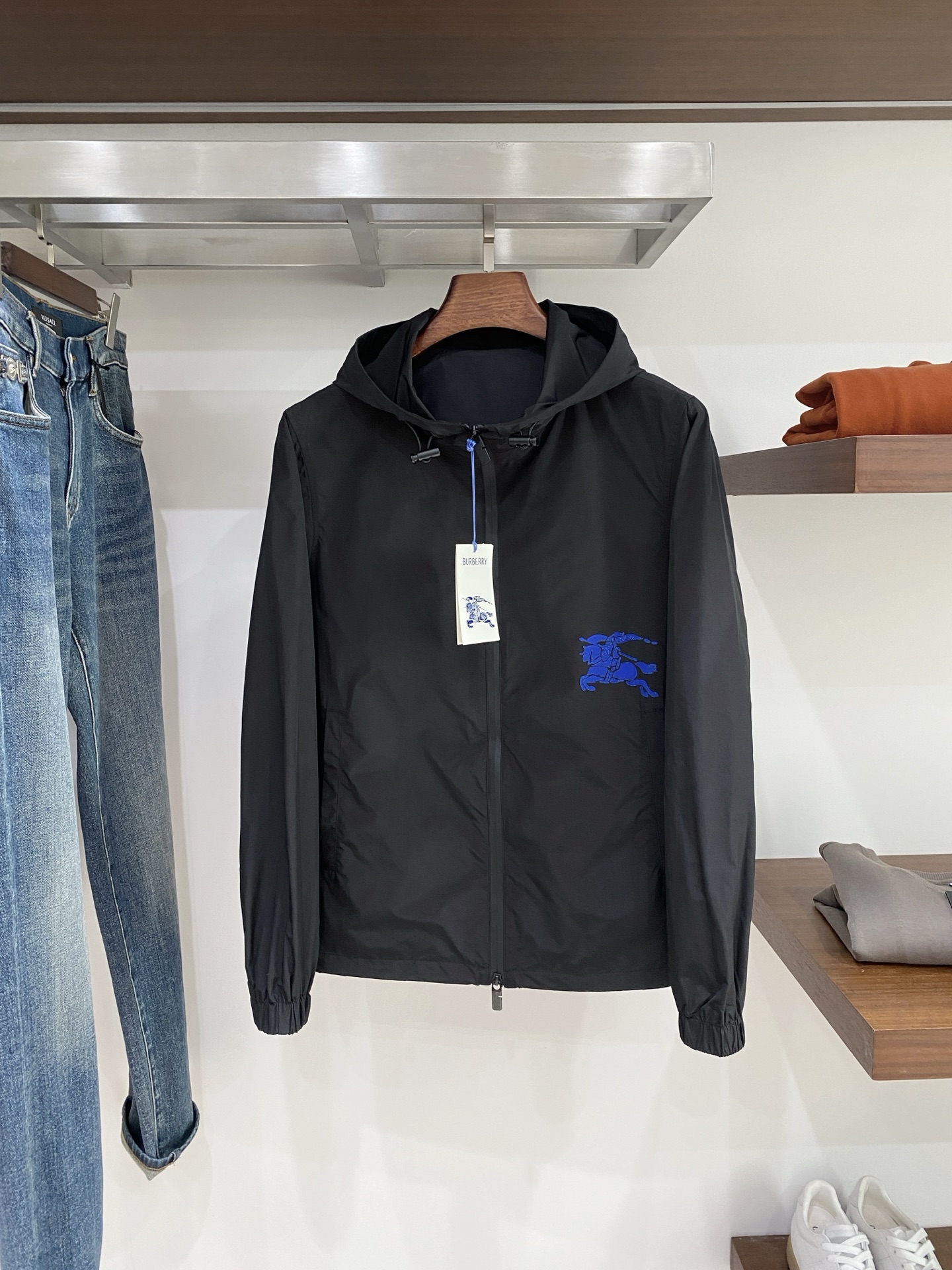 巴宝莉、2025新品夹克外套，时尚帅气，简约百搭款，衣下刺绣装饰图案logo，定制原版面料，不仅挺括，保