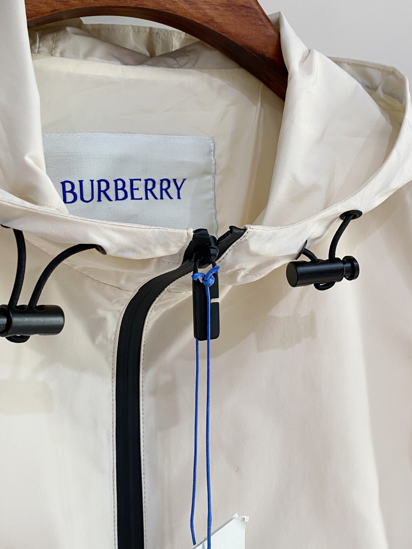 巴宝莉、2025新品夹克外套，时尚帅气，简约百搭款，衣下刺绣装饰图案logo，定制原版面料，不仅挺括，保