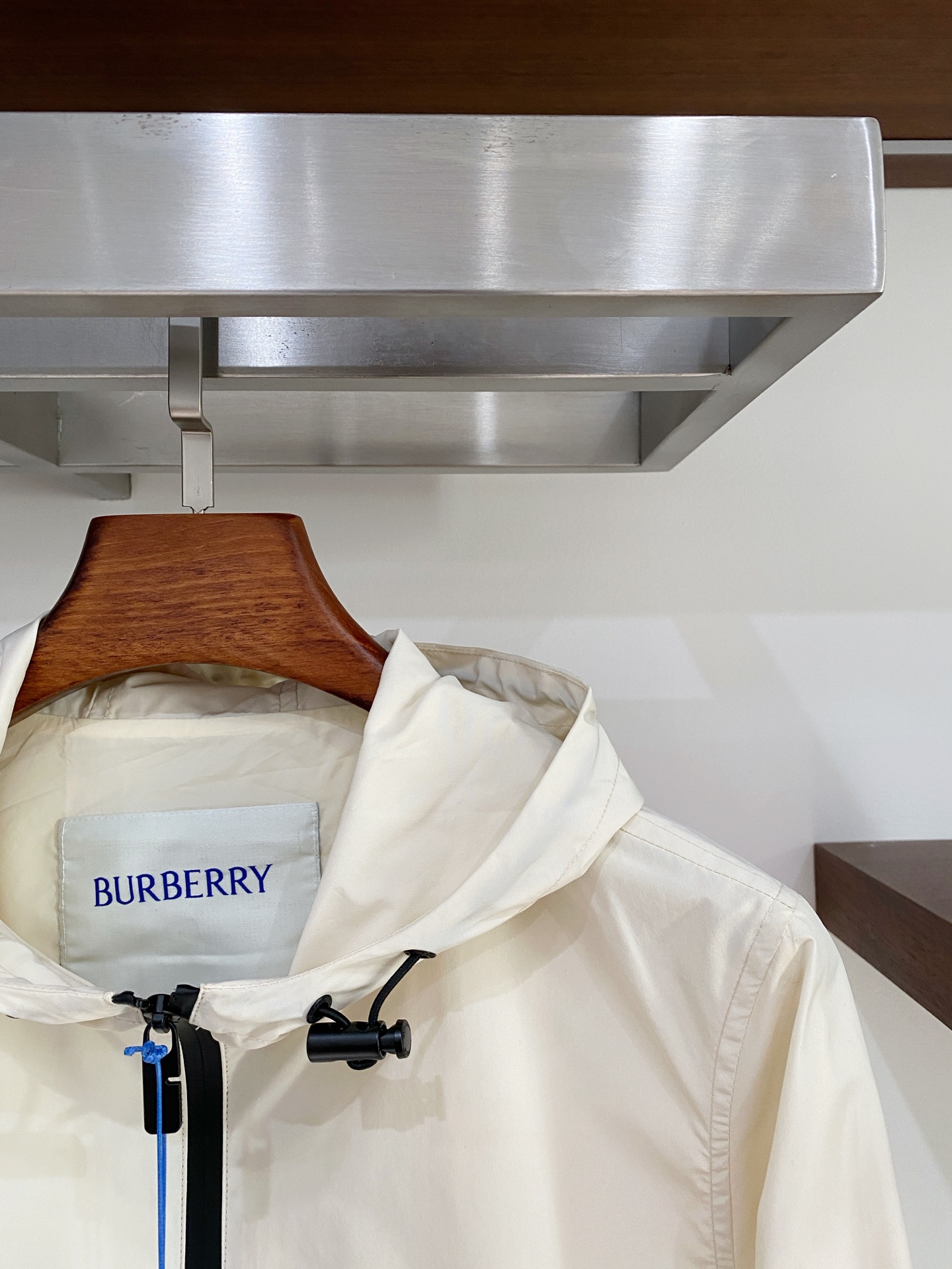 巴宝莉、2025新品夹克外套，时尚帅气，简约百搭款，衣下刺绣装饰图案logo，定制原版面料，不仅挺括，保