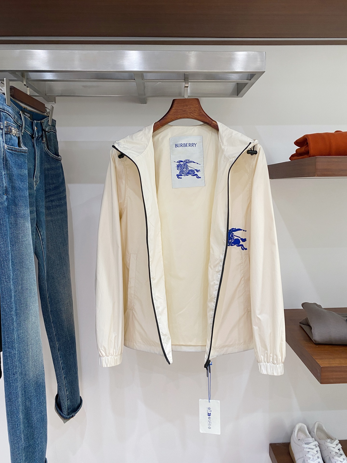 巴宝莉、2025新品夹克外套，时尚帅气，简约百搭款，衣下刺绣装饰图案logo，定制原版面料，不仅挺括，保