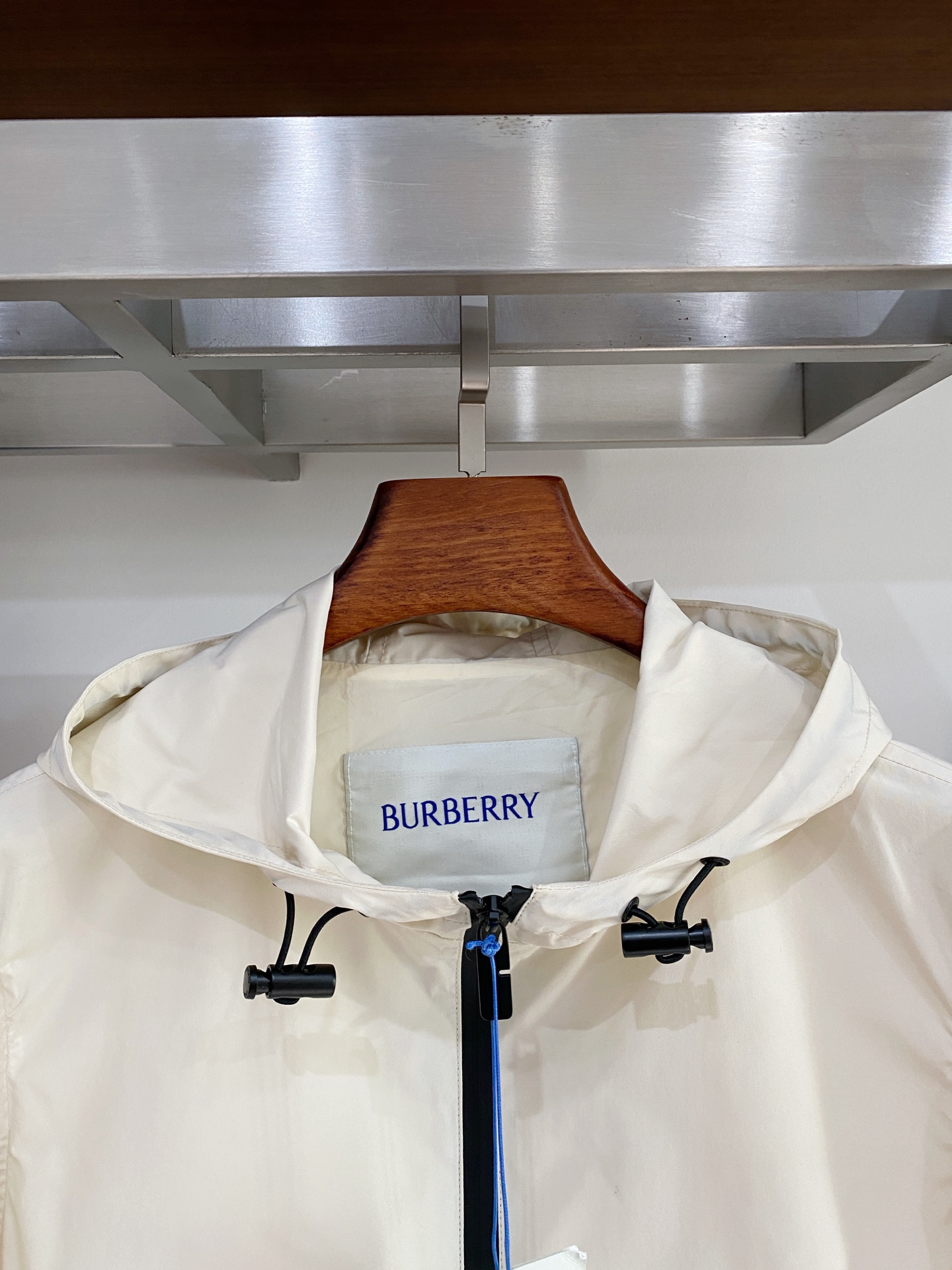 巴宝莉、2025新品夹克外套，时尚帅气，简约百搭款，衣下刺绣装饰图案logo，定制原版面料，不仅挺括，保