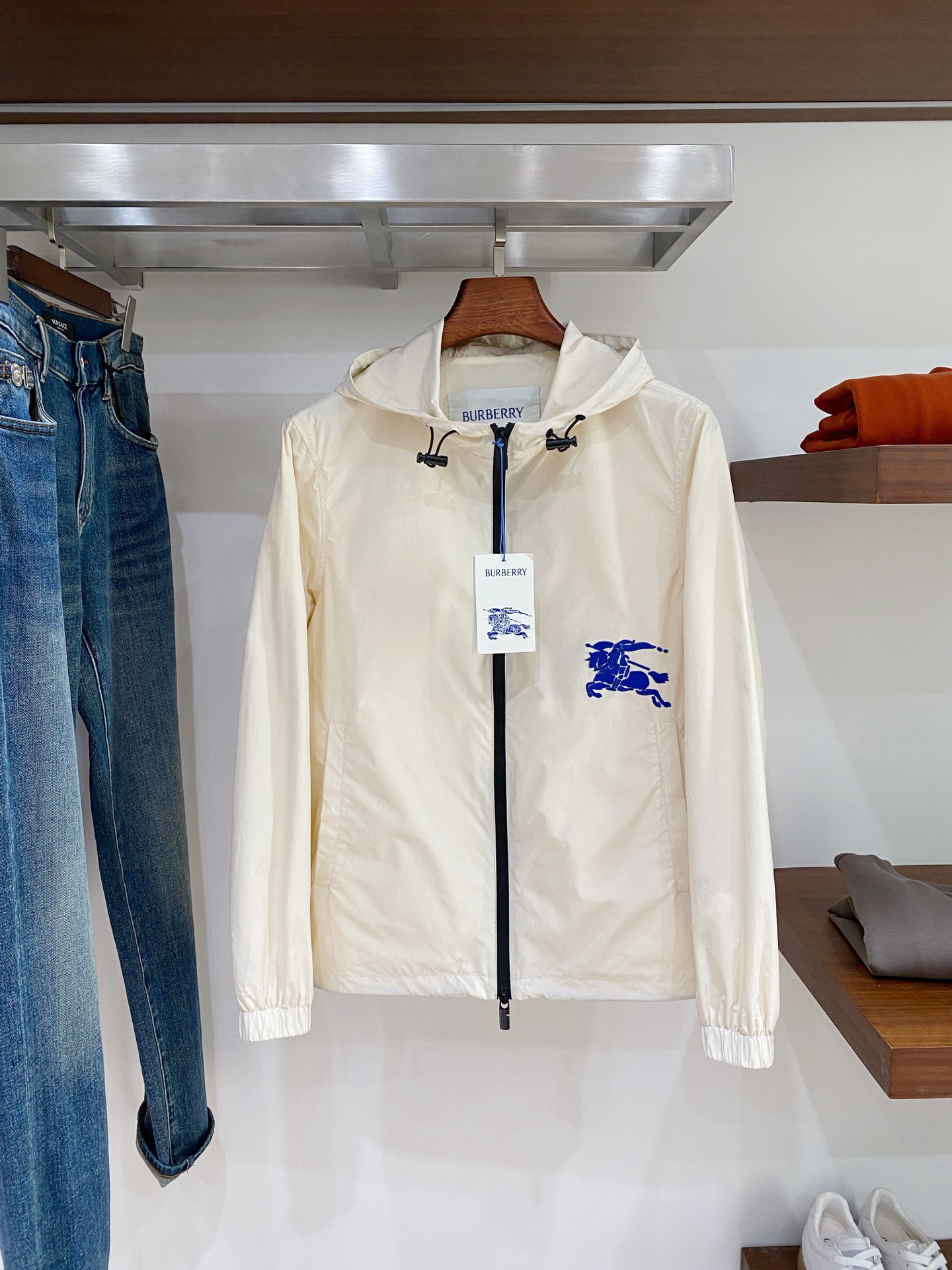 巴宝莉、2025新品夹克外套，时尚帅气，简约百搭款，衣下刺绣装饰图案logo，定制原版面料，不仅挺括，保