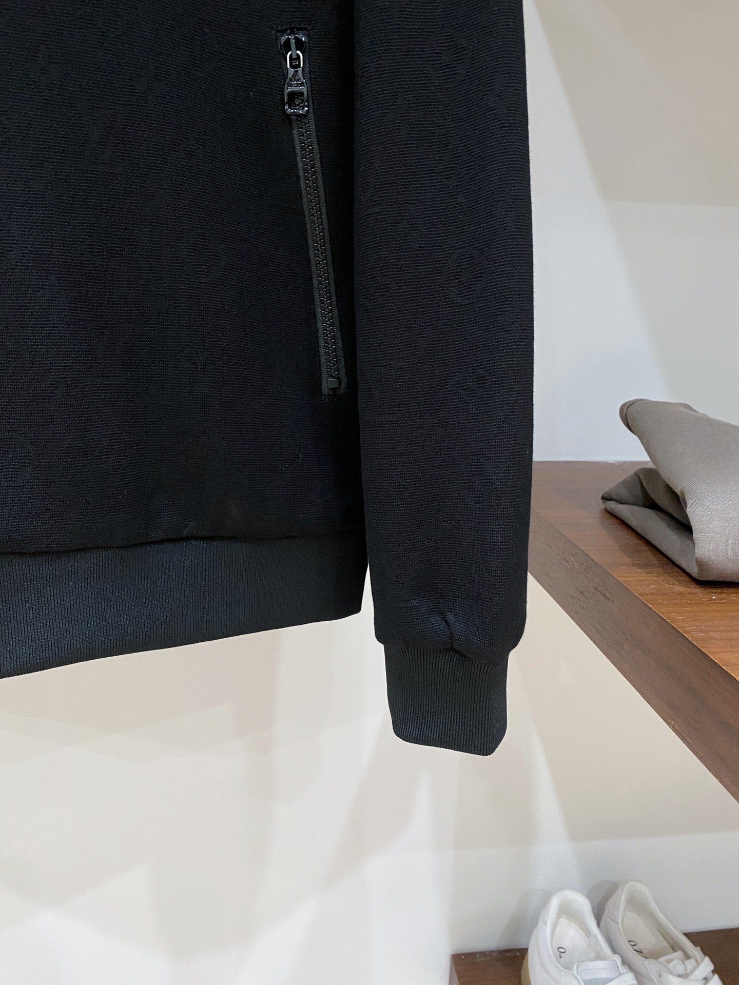 路易威登、2025新品卫衣外套，时尚帅气，简约百搭款，胸前精致刺绣字母logo，定制原版面料，不仅挺括，