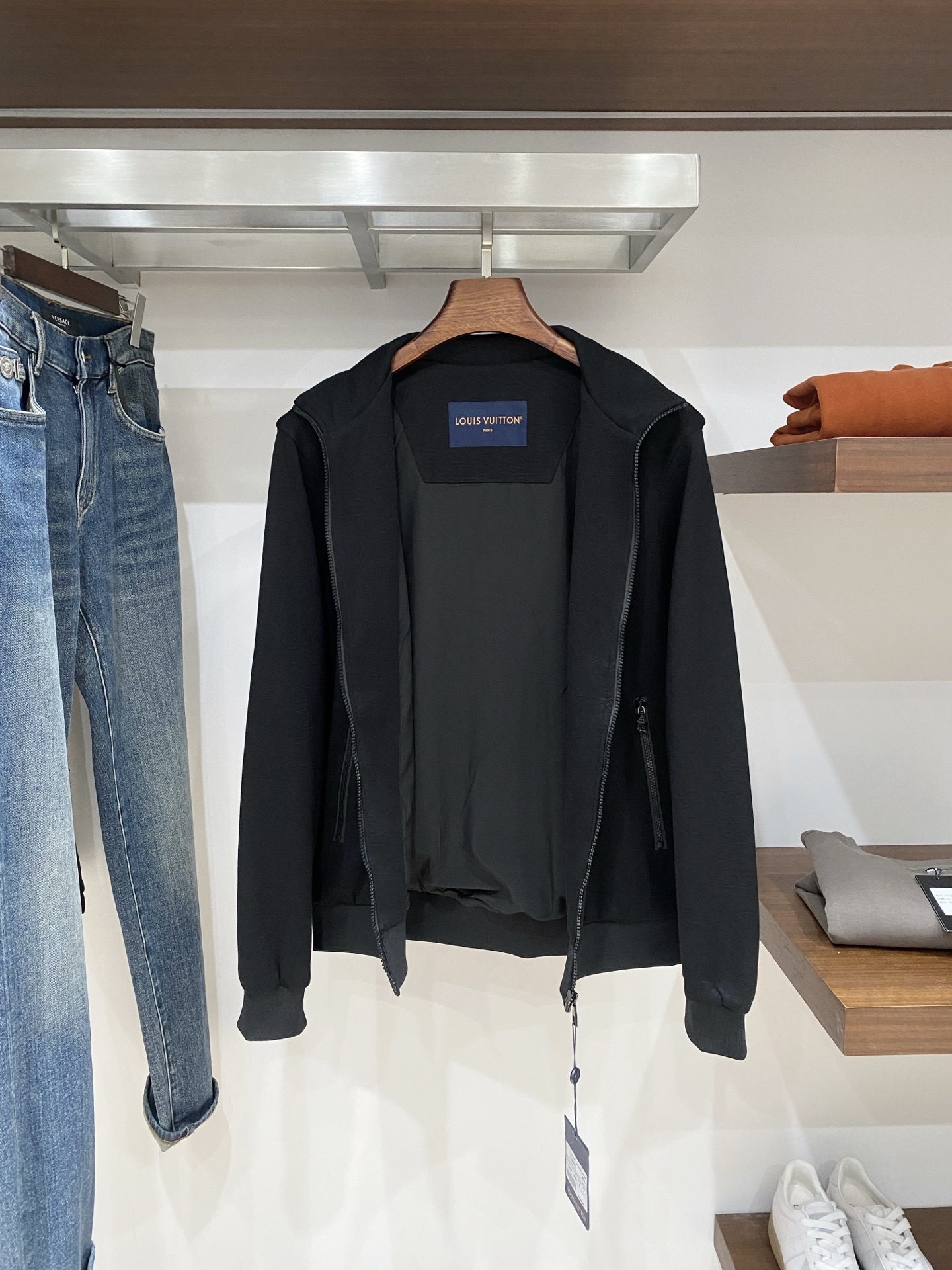 路易威登、2025新品卫衣外套，时尚帅气，简约百搭款，胸前精致刺绣字母logo，定制原版面料，不仅挺括，