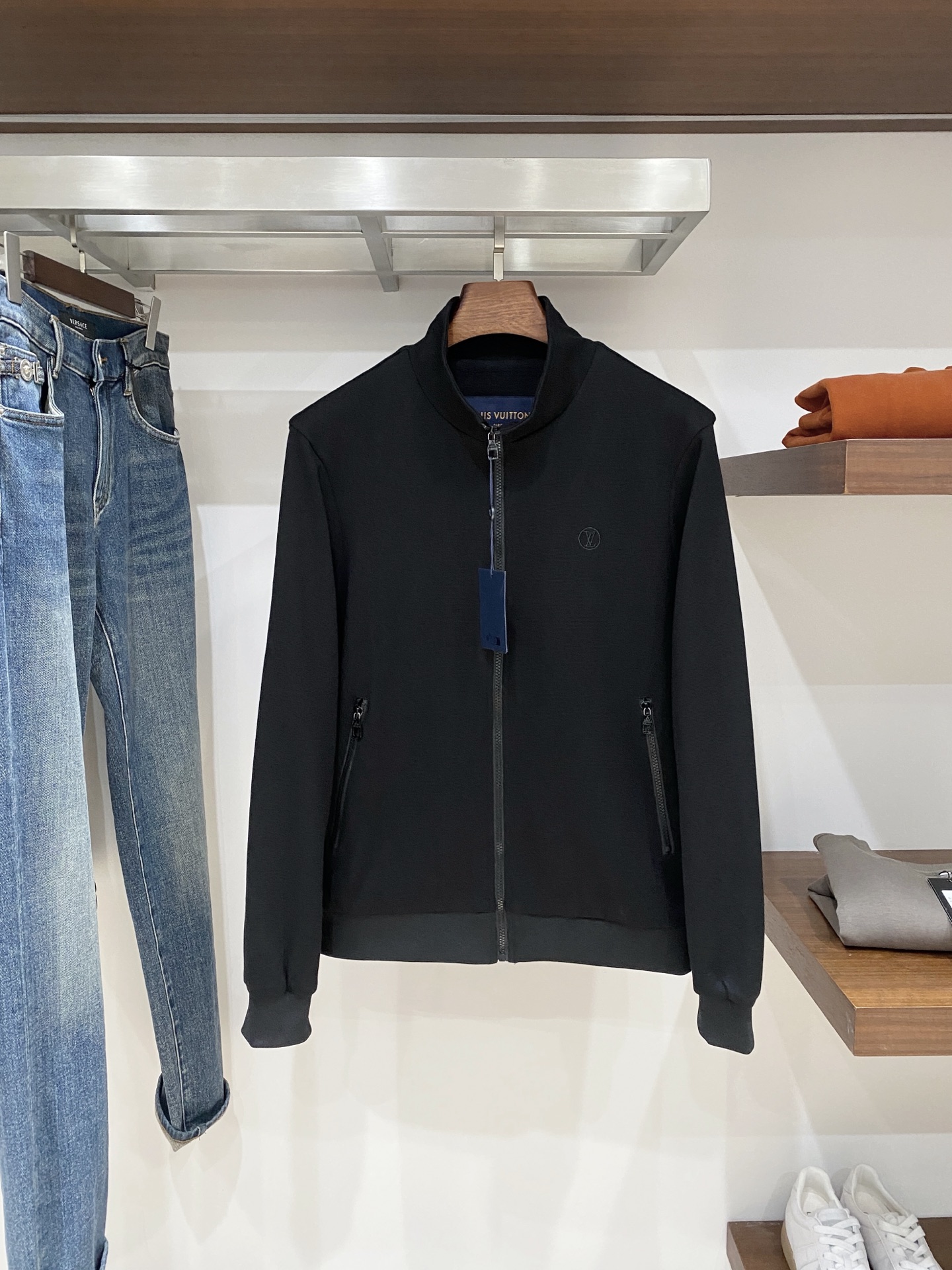 路易威登、2025新品卫衣外套，时尚帅气，简约百搭款，胸前精致刺绣字母logo，定制原版面料，不仅挺括，