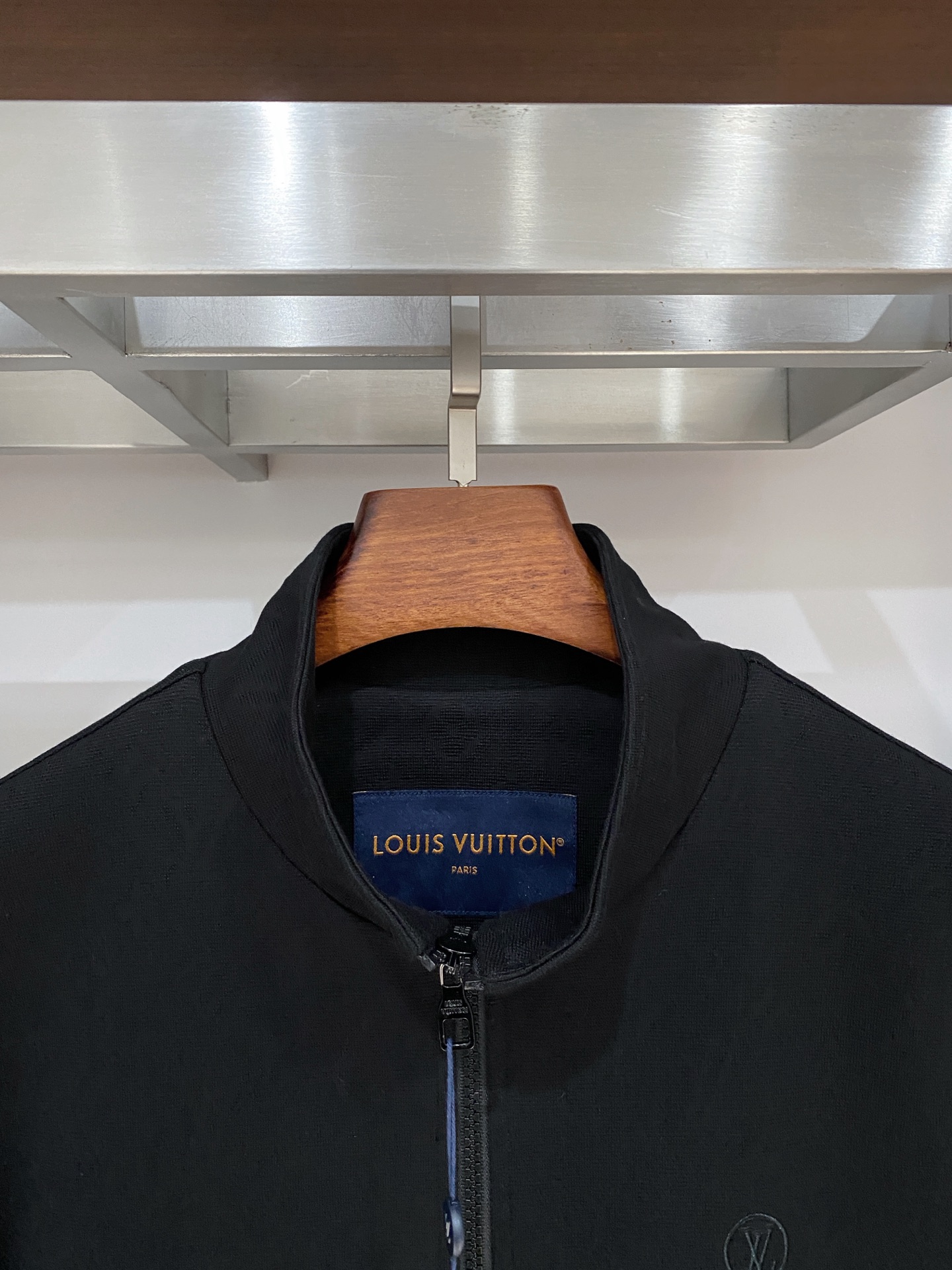 路易威登、2025新品卫衣外套，时尚帅气，简约百搭款，胸前精致刺绣字母logo，定制原版面料，不仅挺括，