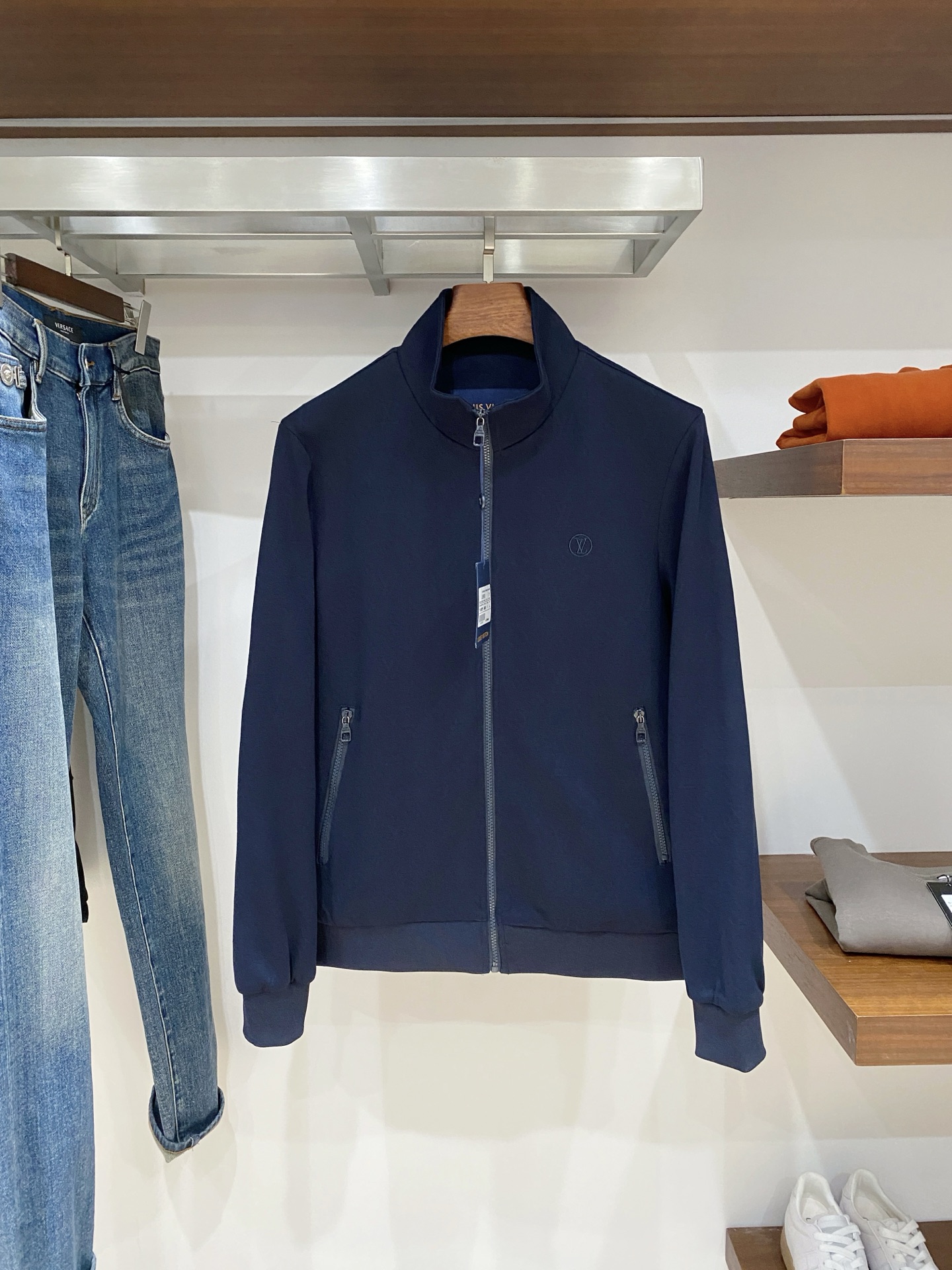 路易威登、2025新品卫衣外套，时尚帅气，简约百搭款，胸前精致刺绣字母logo，定制原版面料，不仅挺括，